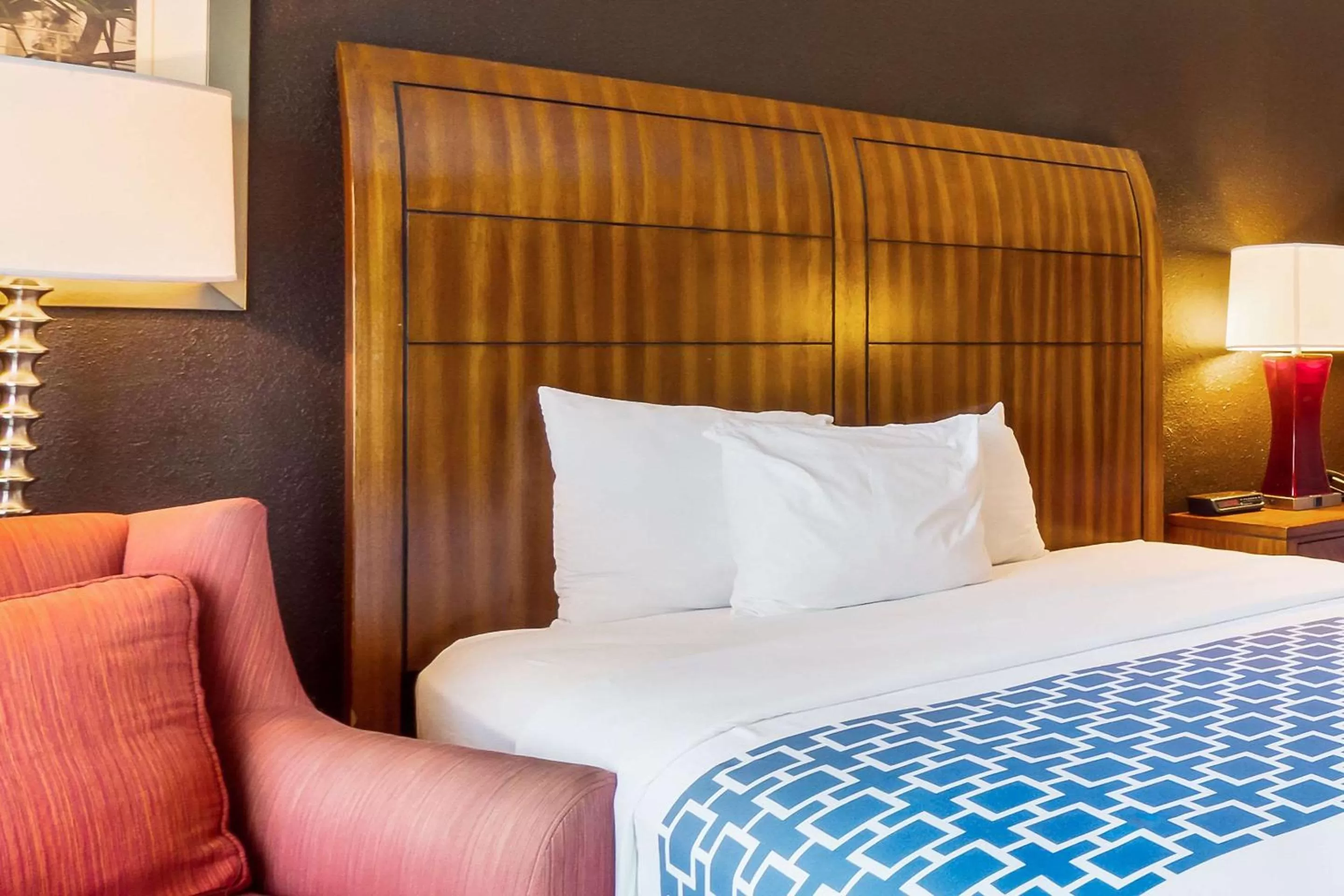 Photo of the whole room, Bed in Econo Lodge Winter Haven Chain of Lakes