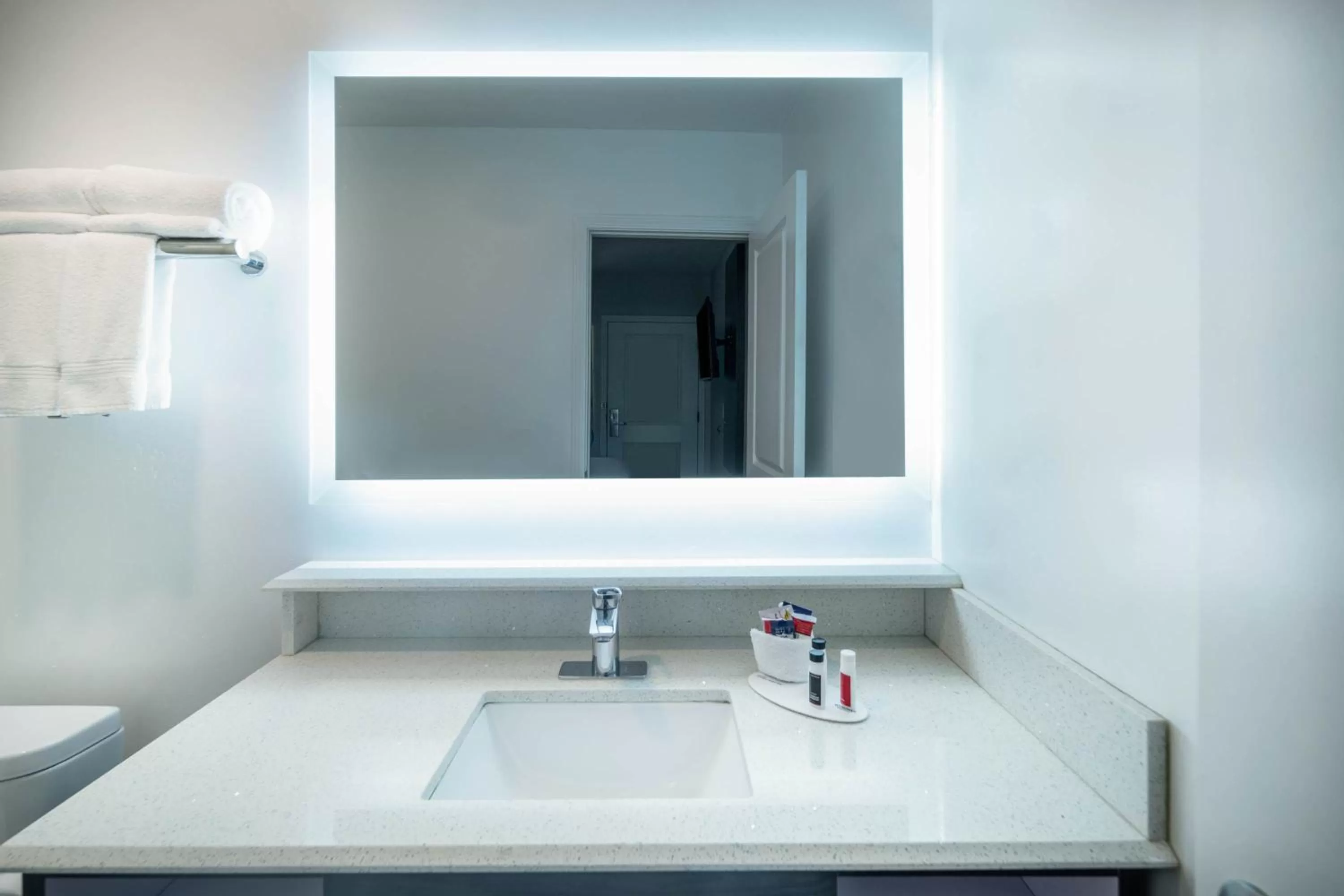 Queen Studio Suite - Non-Smoking in Days Inn by Wyndham Galt