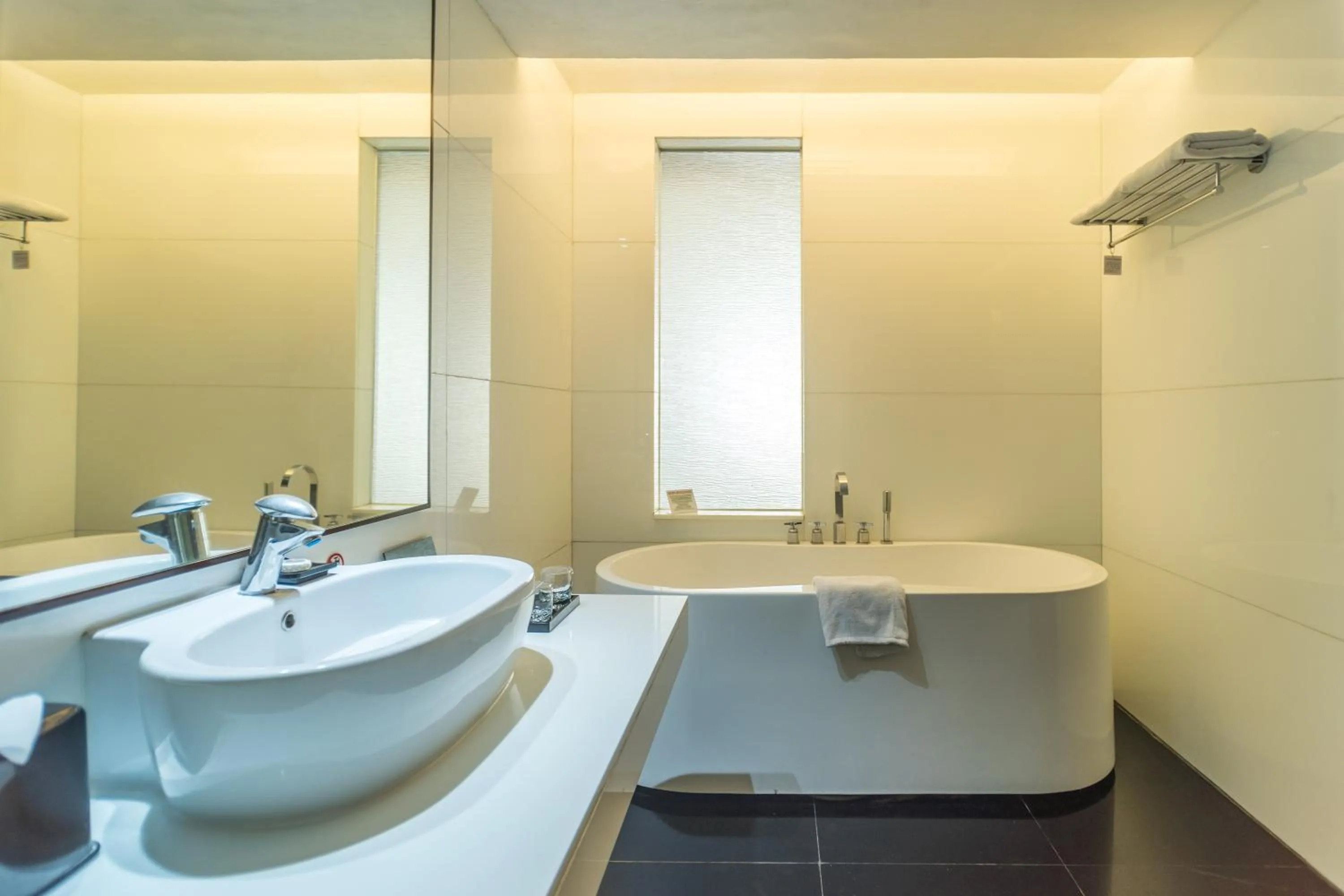 Bathroom in Merlynn Park Hotel