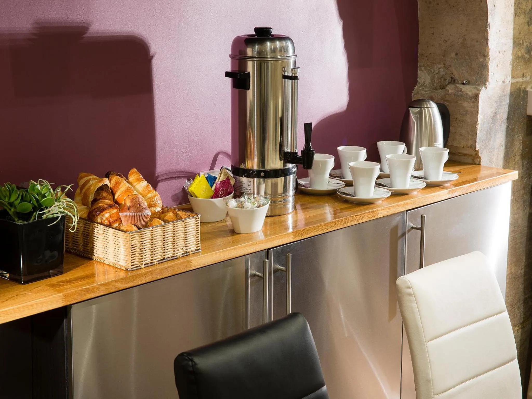 Meals in Hôtel Jacques de Molay - Fitness & Sauna