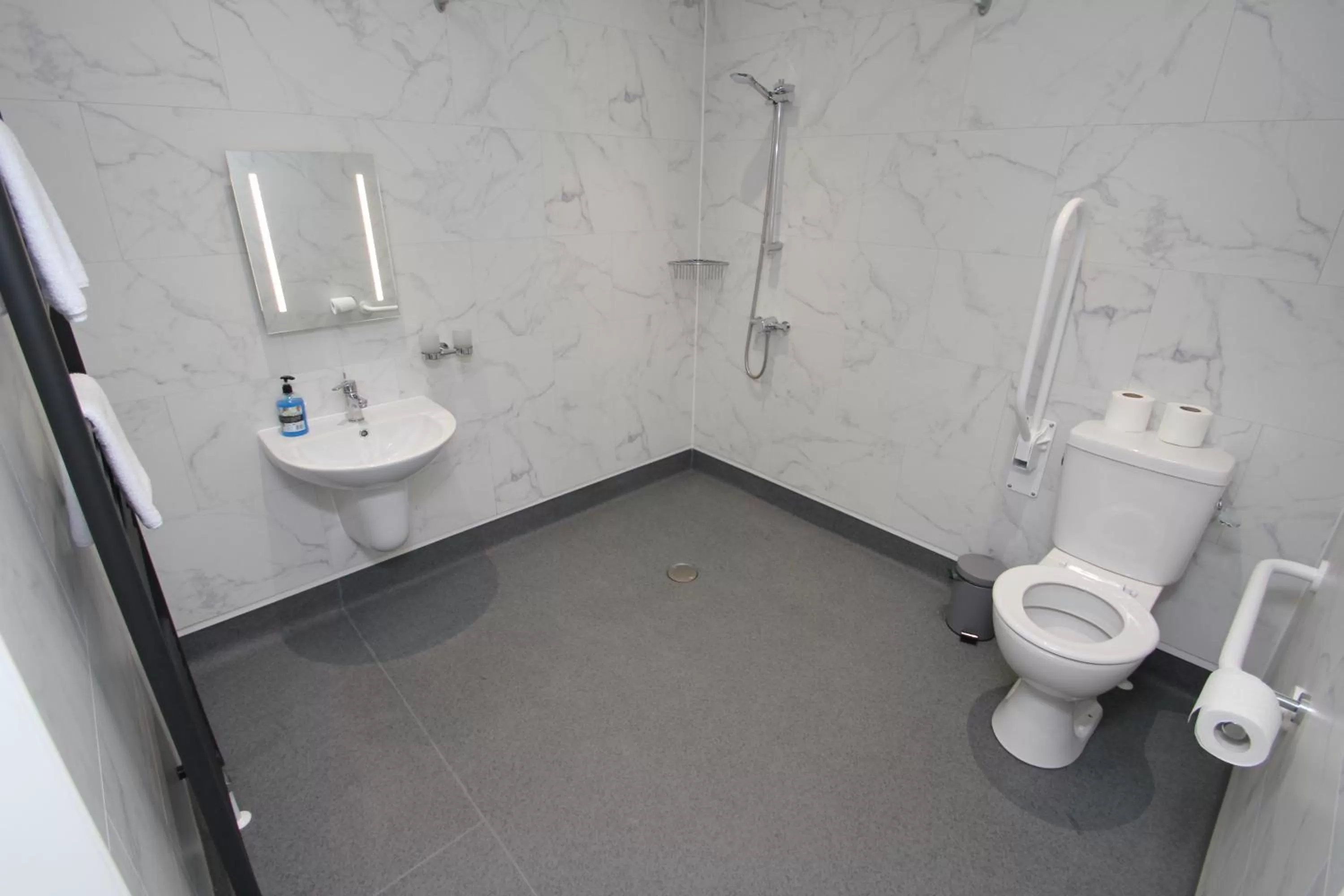 Bathroom in North Coast Motel