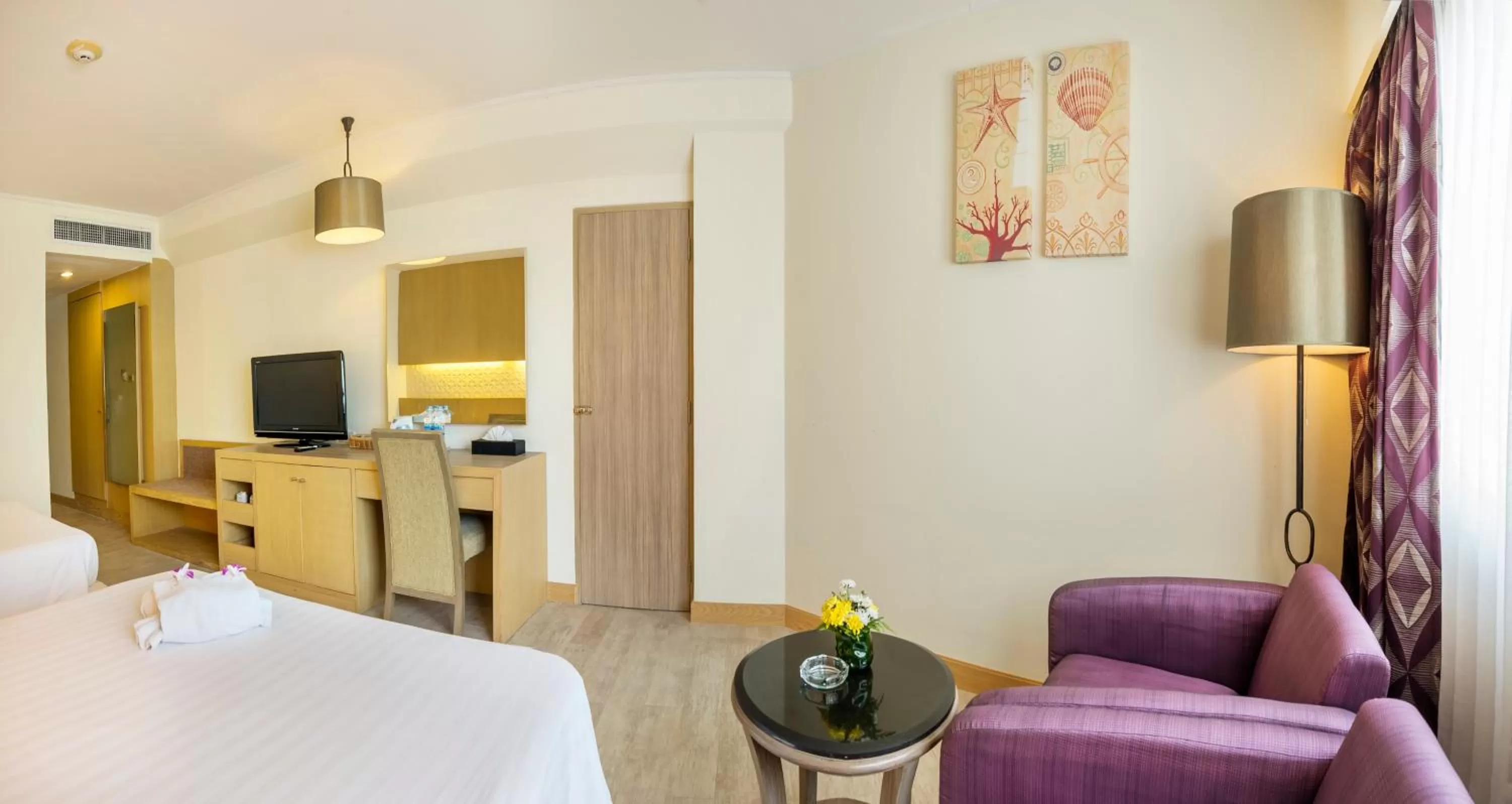 Bed in Jomtien Palm Beach Hotel and Resort