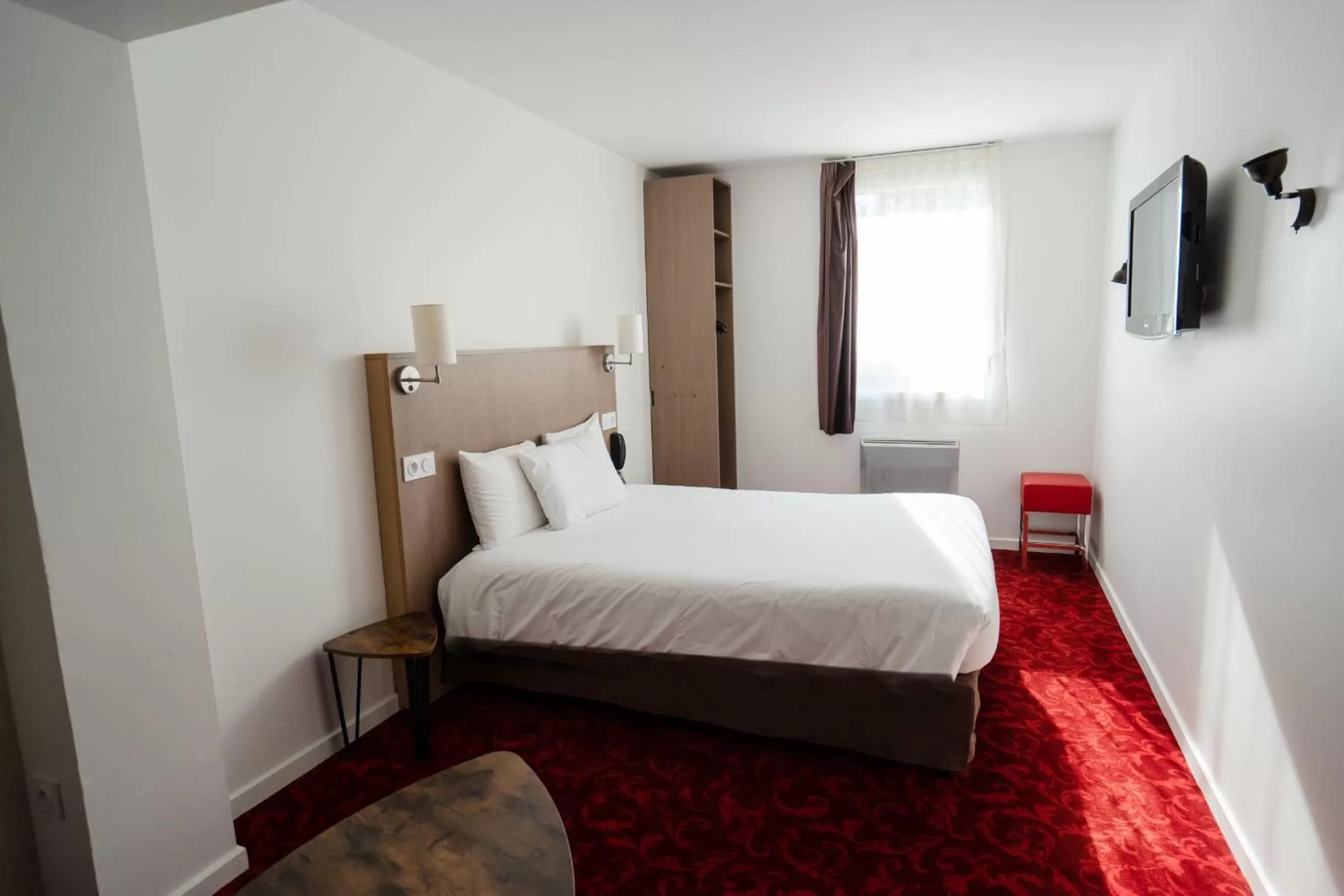 Bedroom, Bed in Brit Hotel Essentiel Cholet