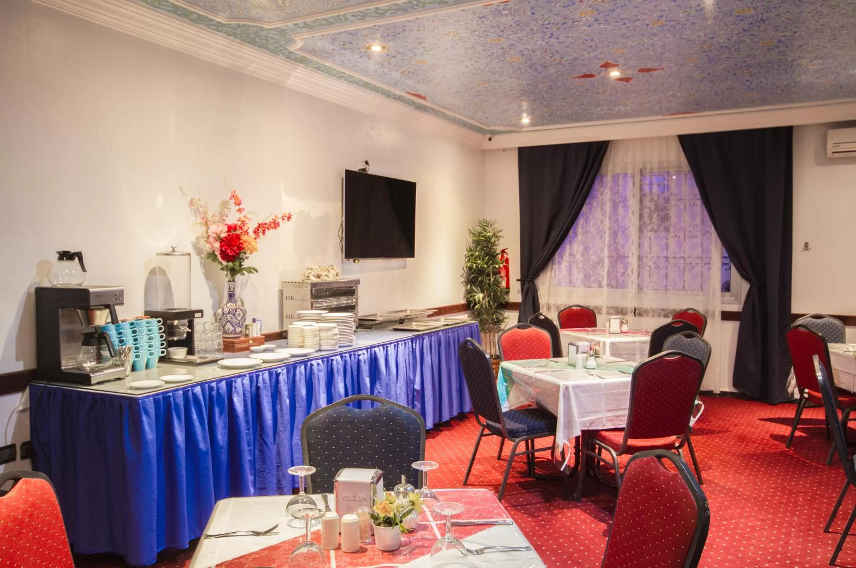 Restaurant/places to eat in Hotel Tarek