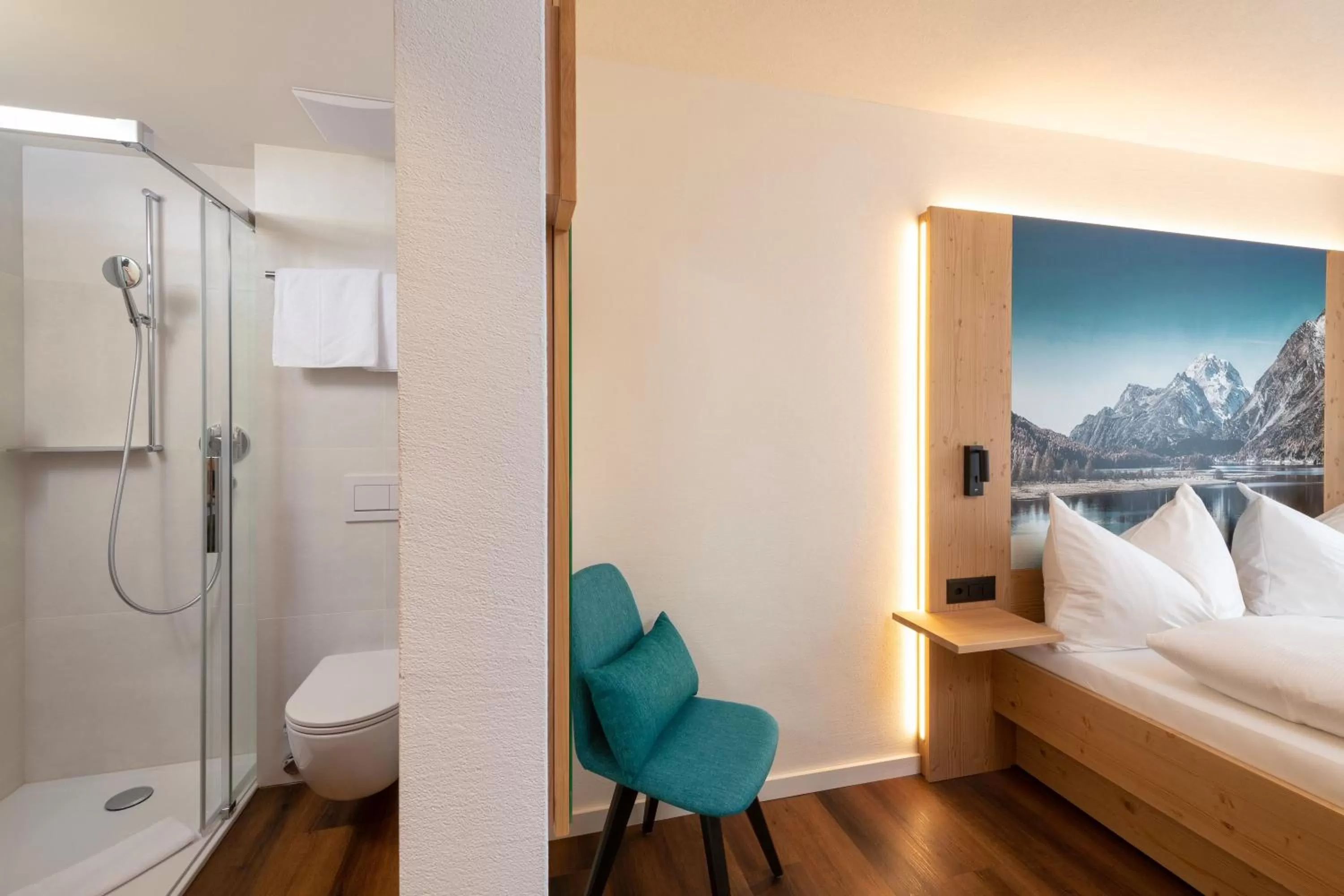 Bathroom, Bed in Berghotel Randolins