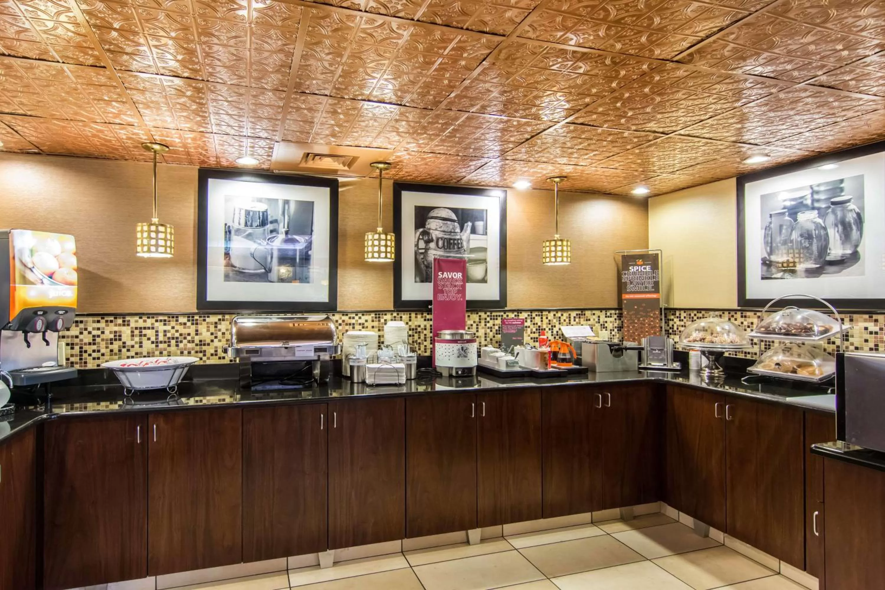 Dining area in Hampton Inn South Hill