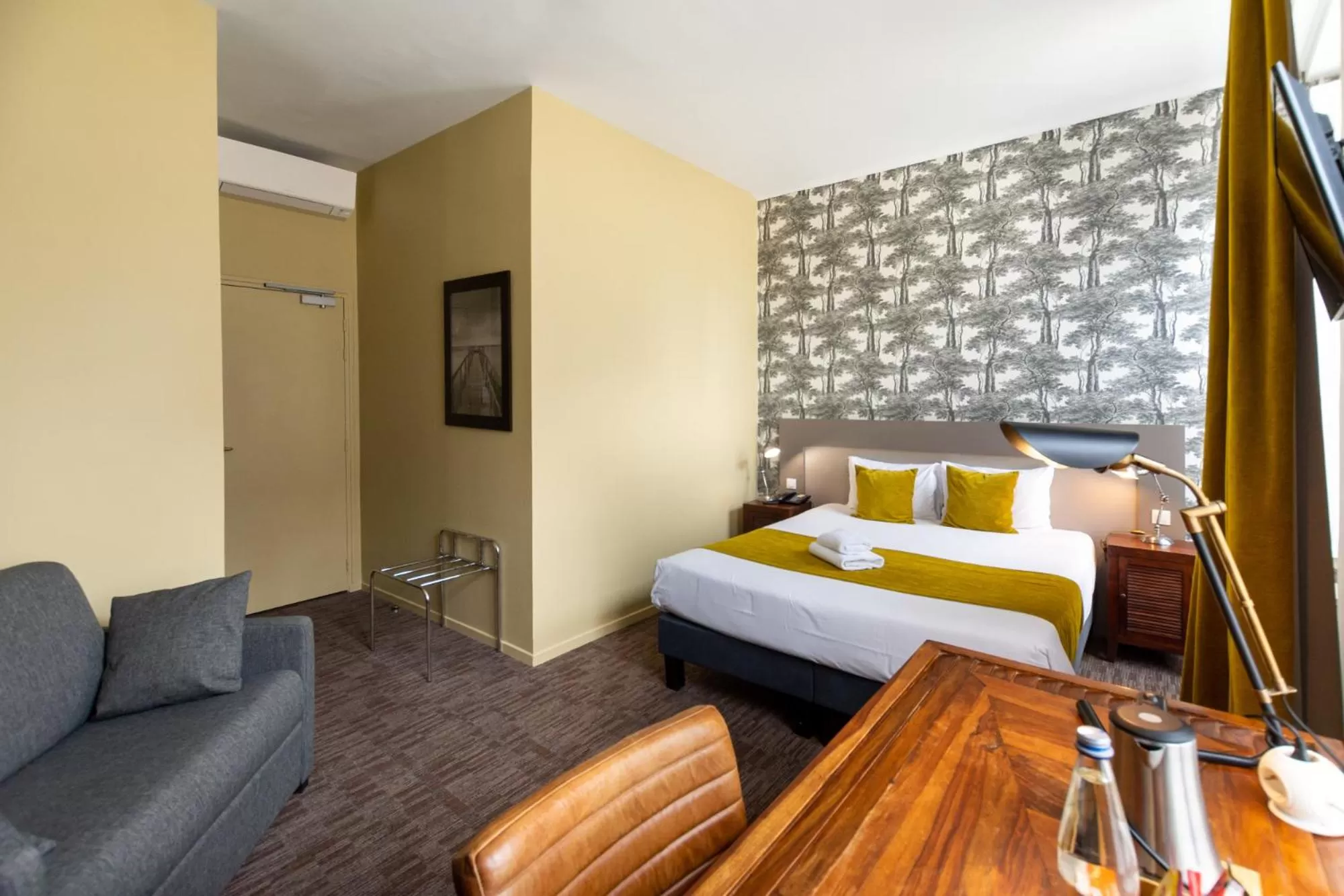 Bed in Logis Hôtel Le Vert Galant