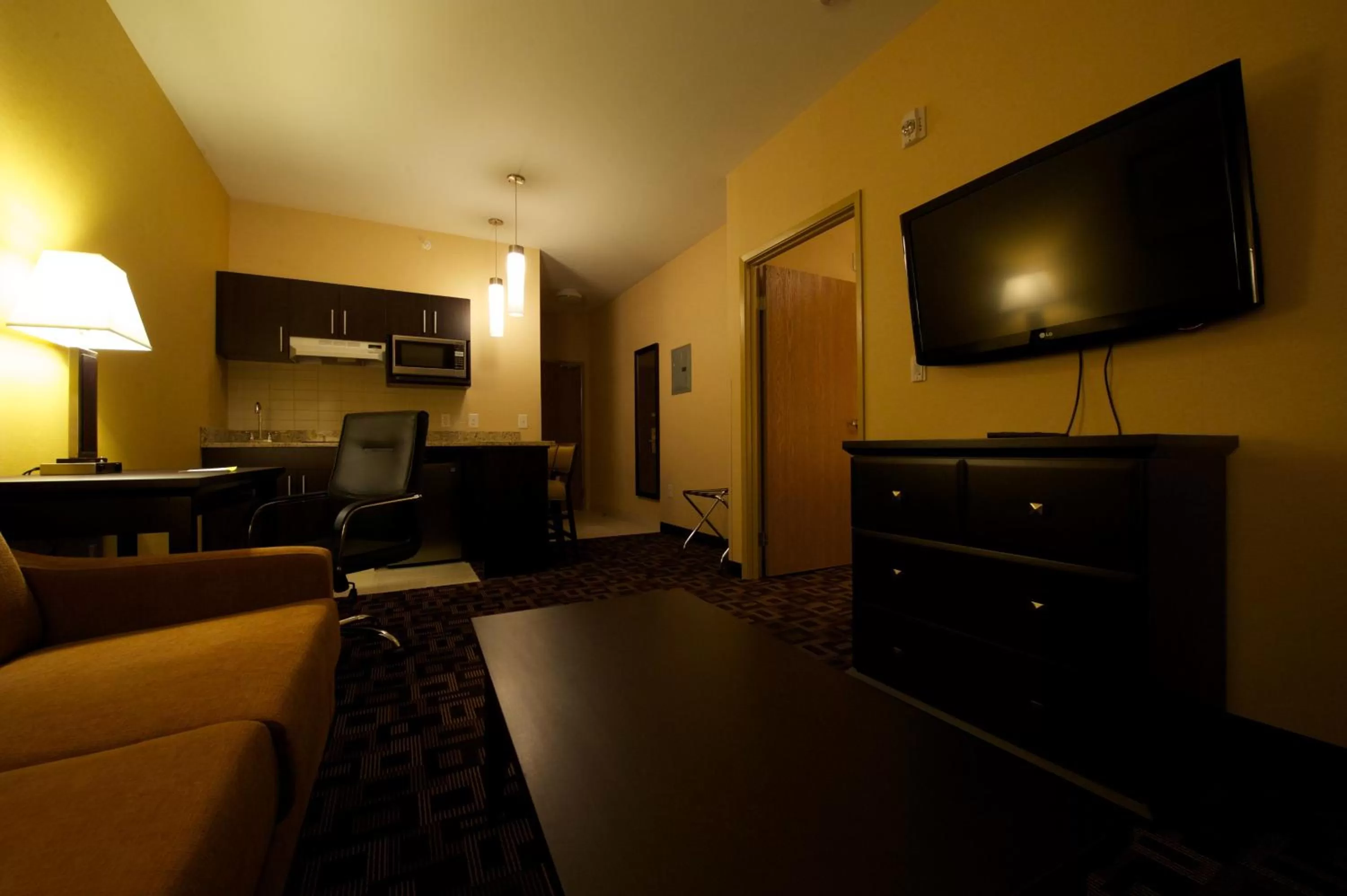 TV and multimedia in Days Inn & Suites by Wyndham Winnipeg Airport Manitoba
