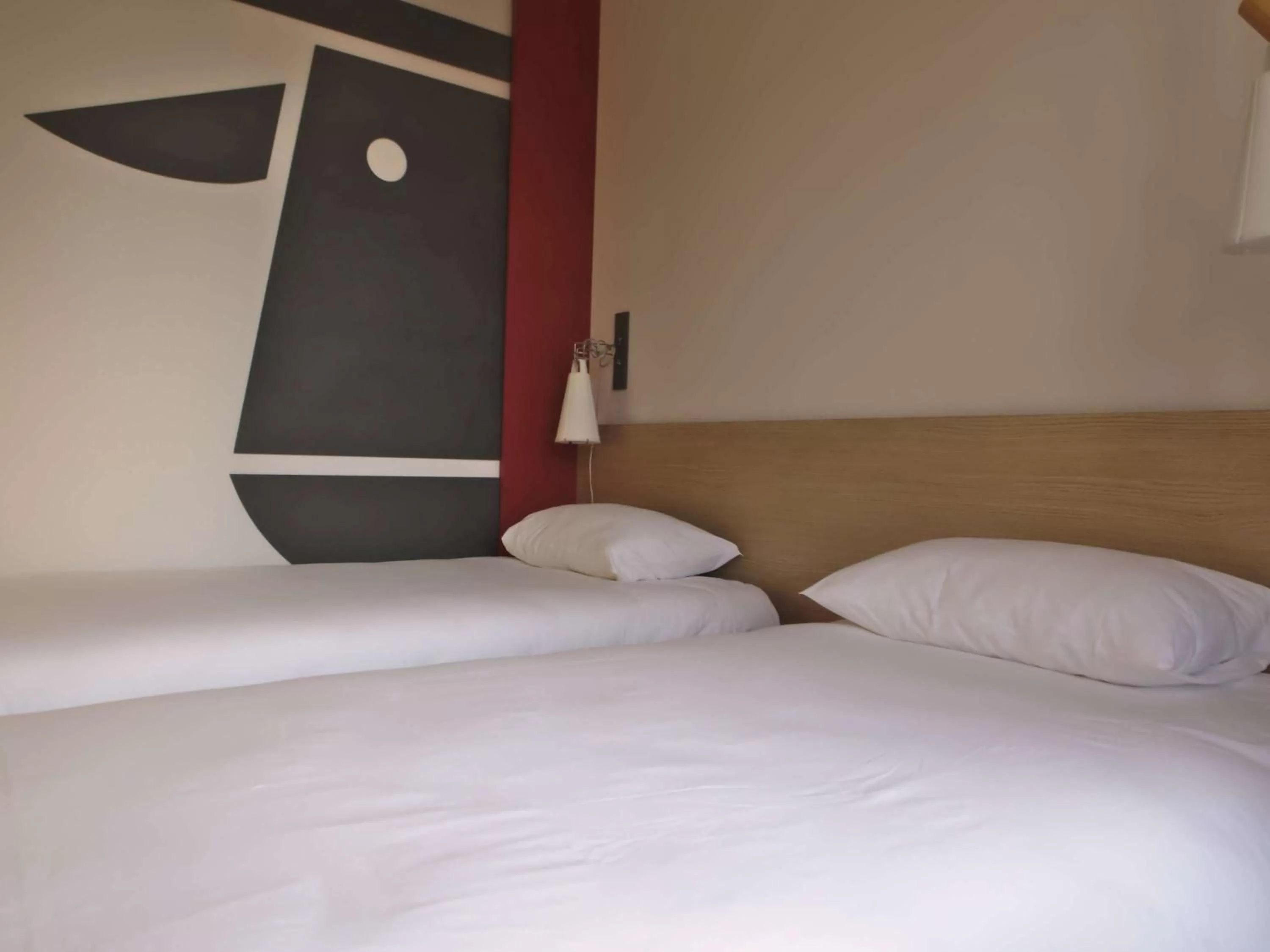 Photo of the whole room, Bed in ibis Styles Moulins Centre