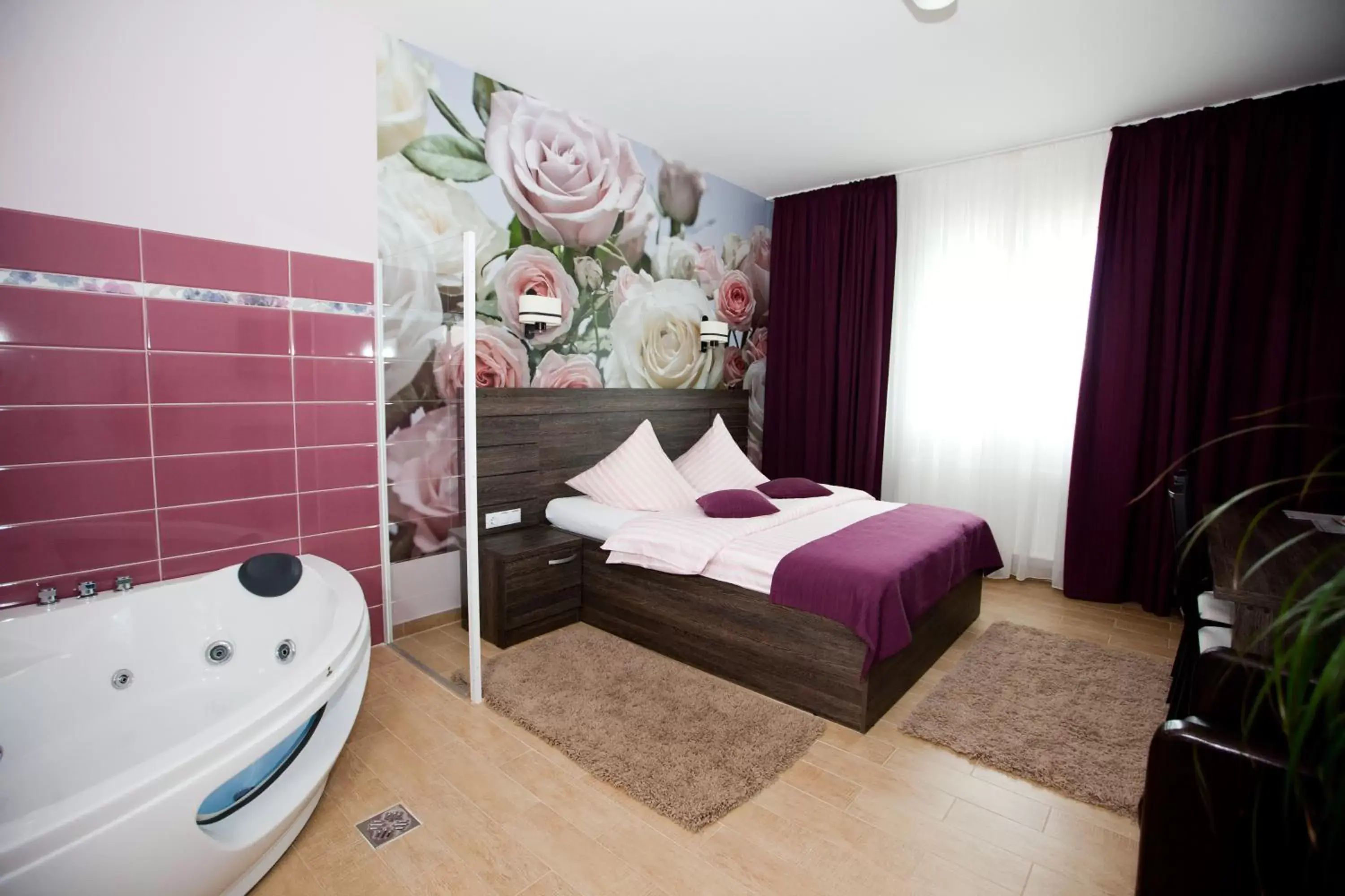 Double Room with Whirlpool in Hotel Sheriff Double Room with Whirlpool in Hotel Sheriff