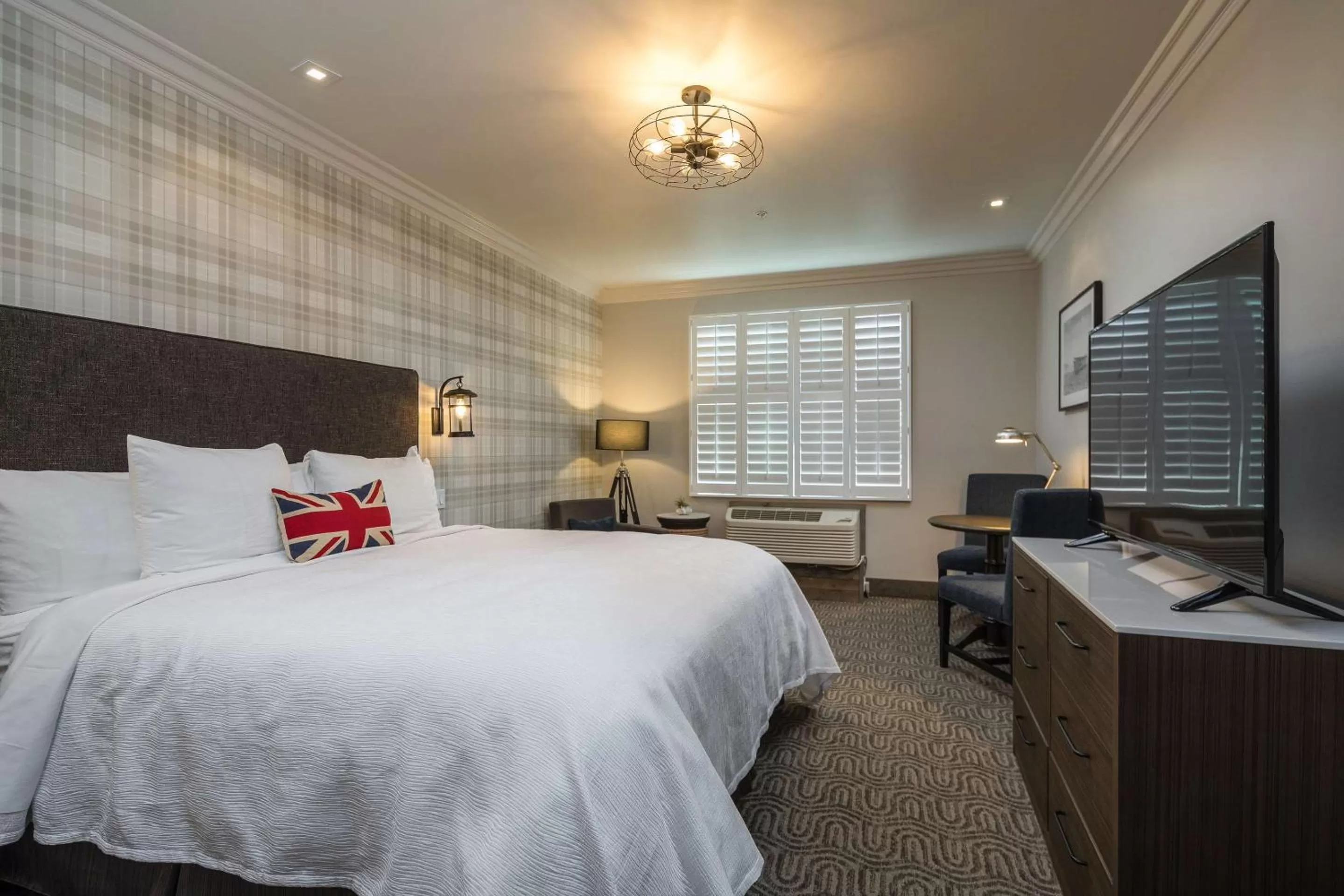 King Room with Roll-In Shower - Mobility Access in Aristocrat Hotel, BW Signature Collection