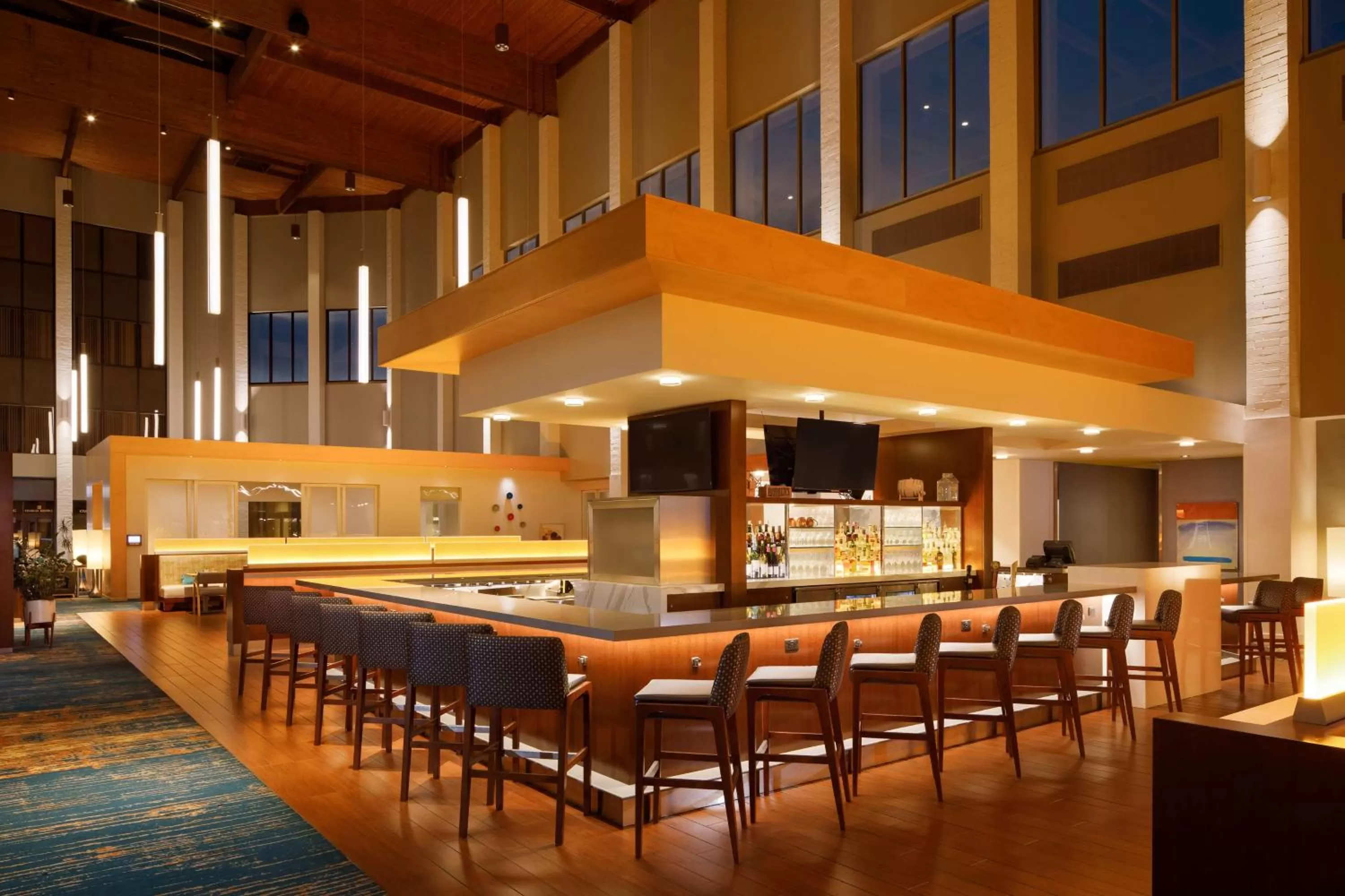 Lounge or bar in DoubleTree by Hilton Pittsburgh - Cranberry
