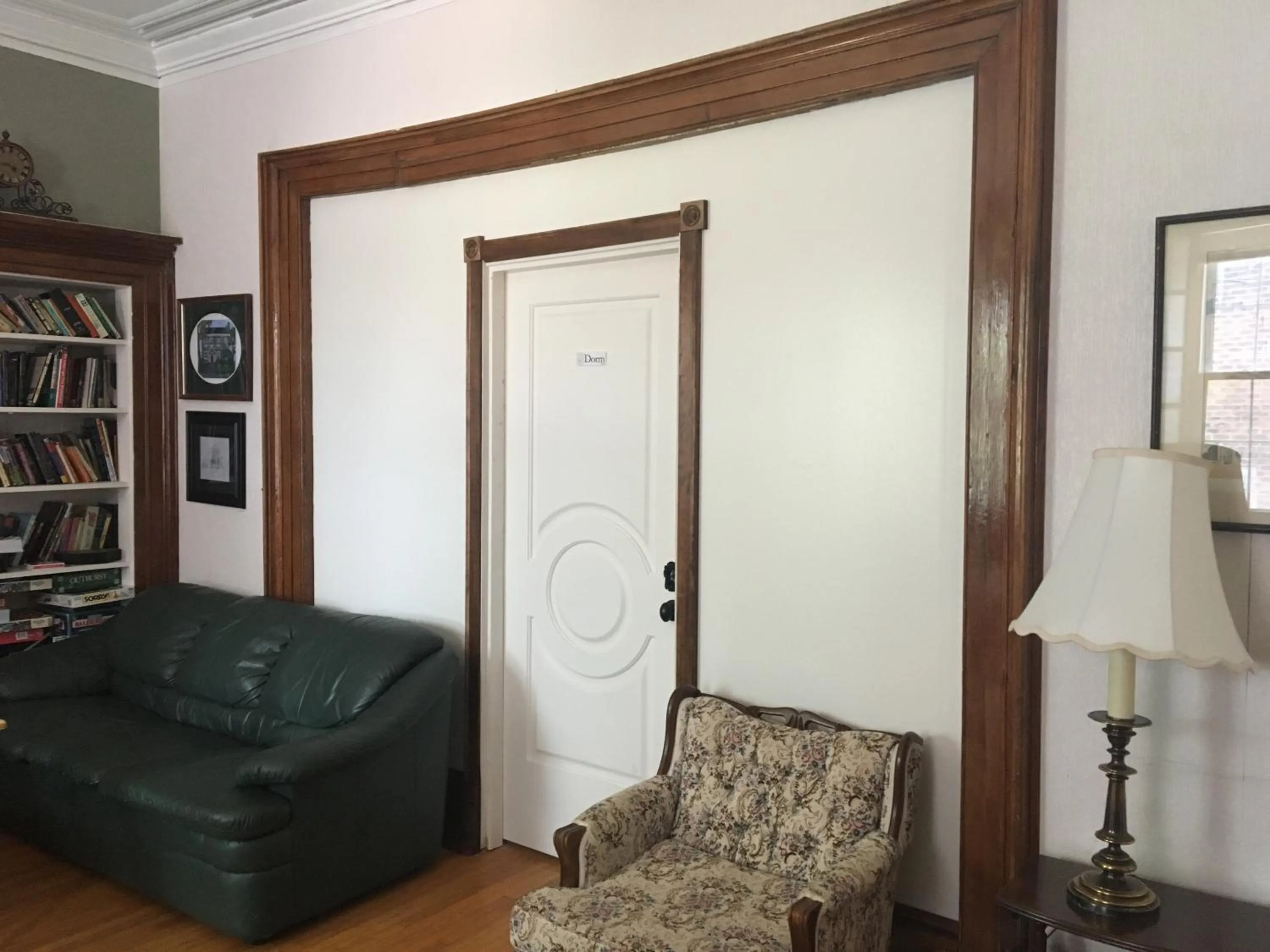 Communal lounge/ TV room in Pring Guesthouse