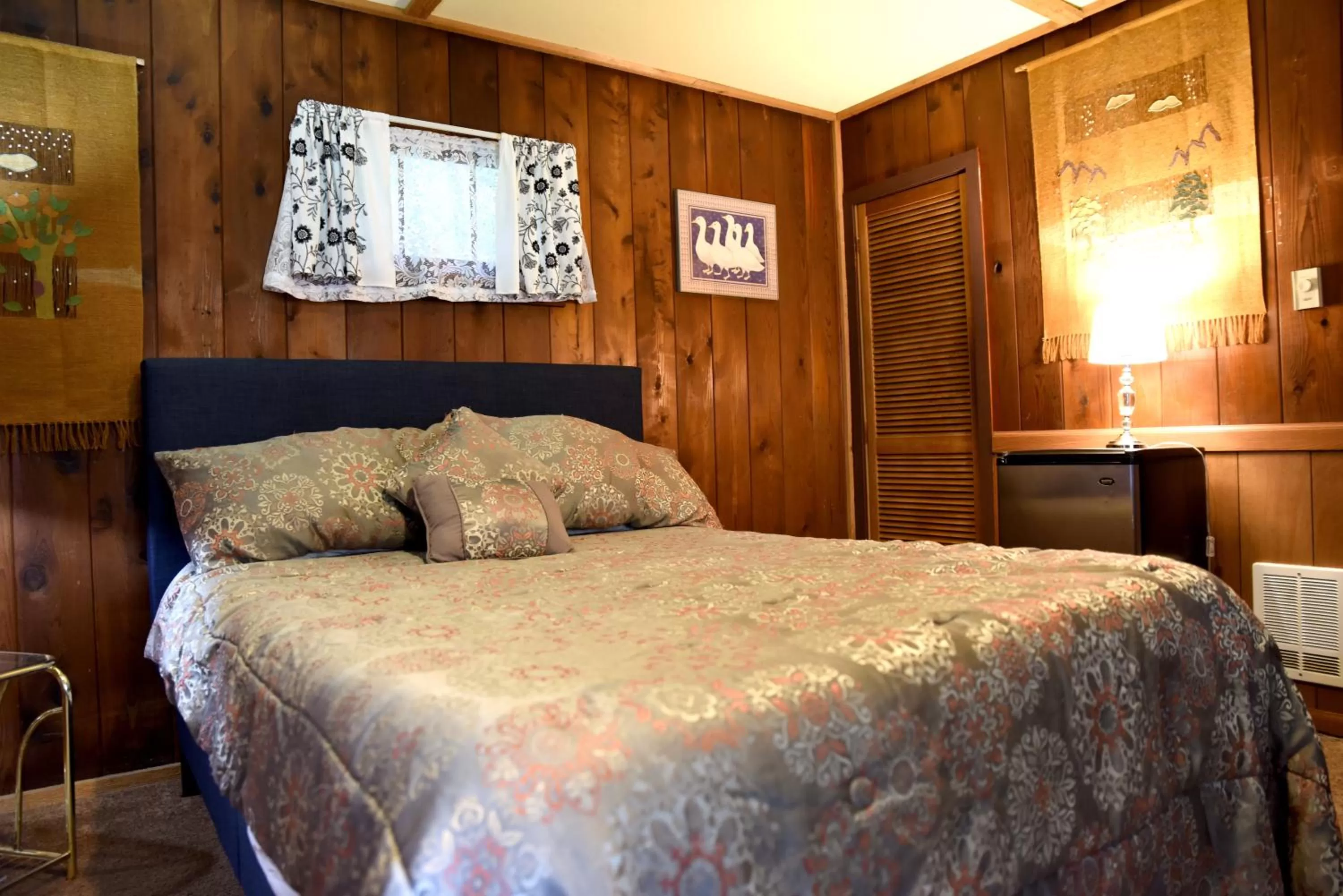 Bed in Gateway Inn & Cabins