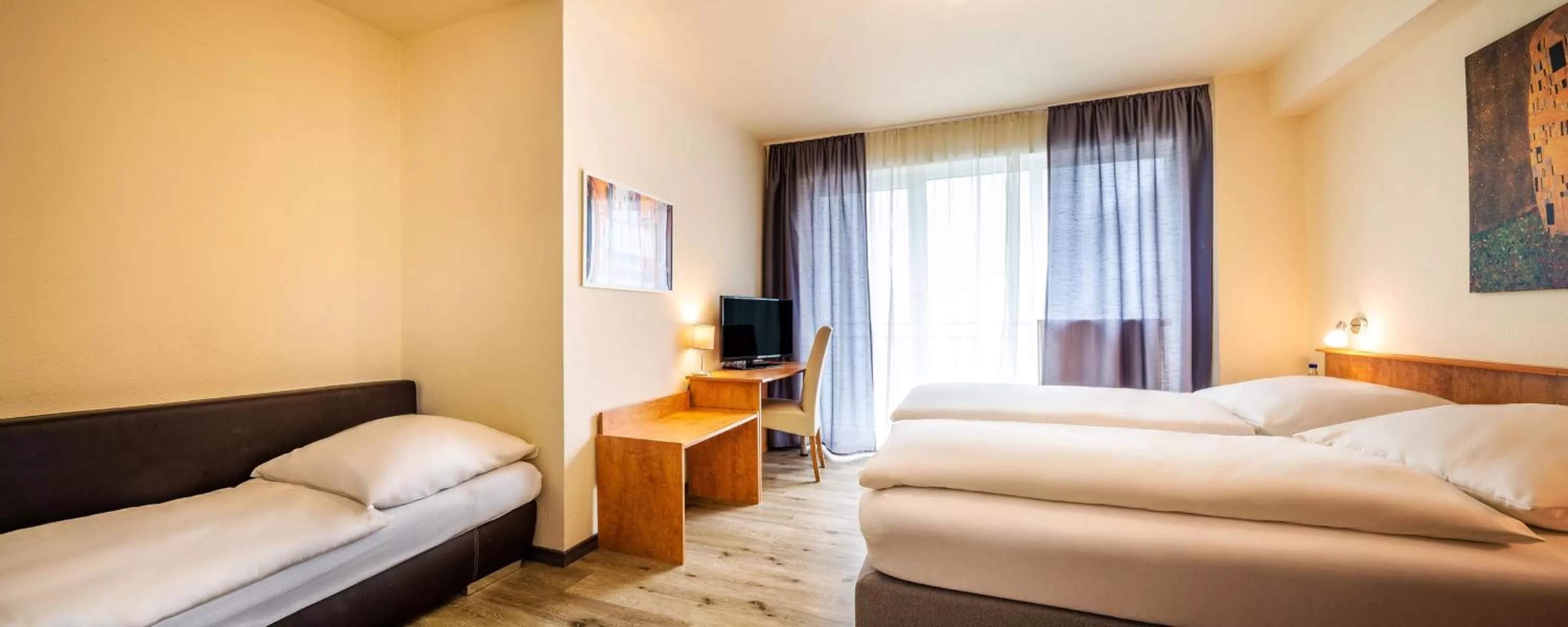 Photo of the whole room, Bed in Schroeders City-Style-Hotel