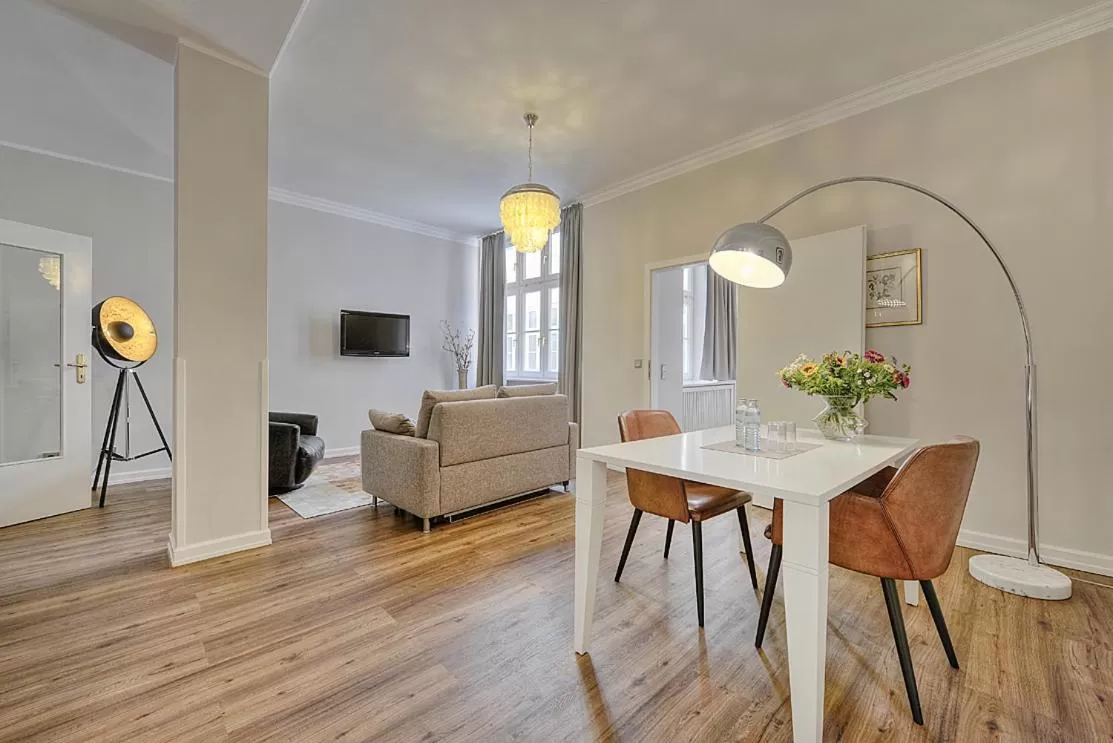 Living room, Dining Area in Carlstadt Suites Düsseldorf