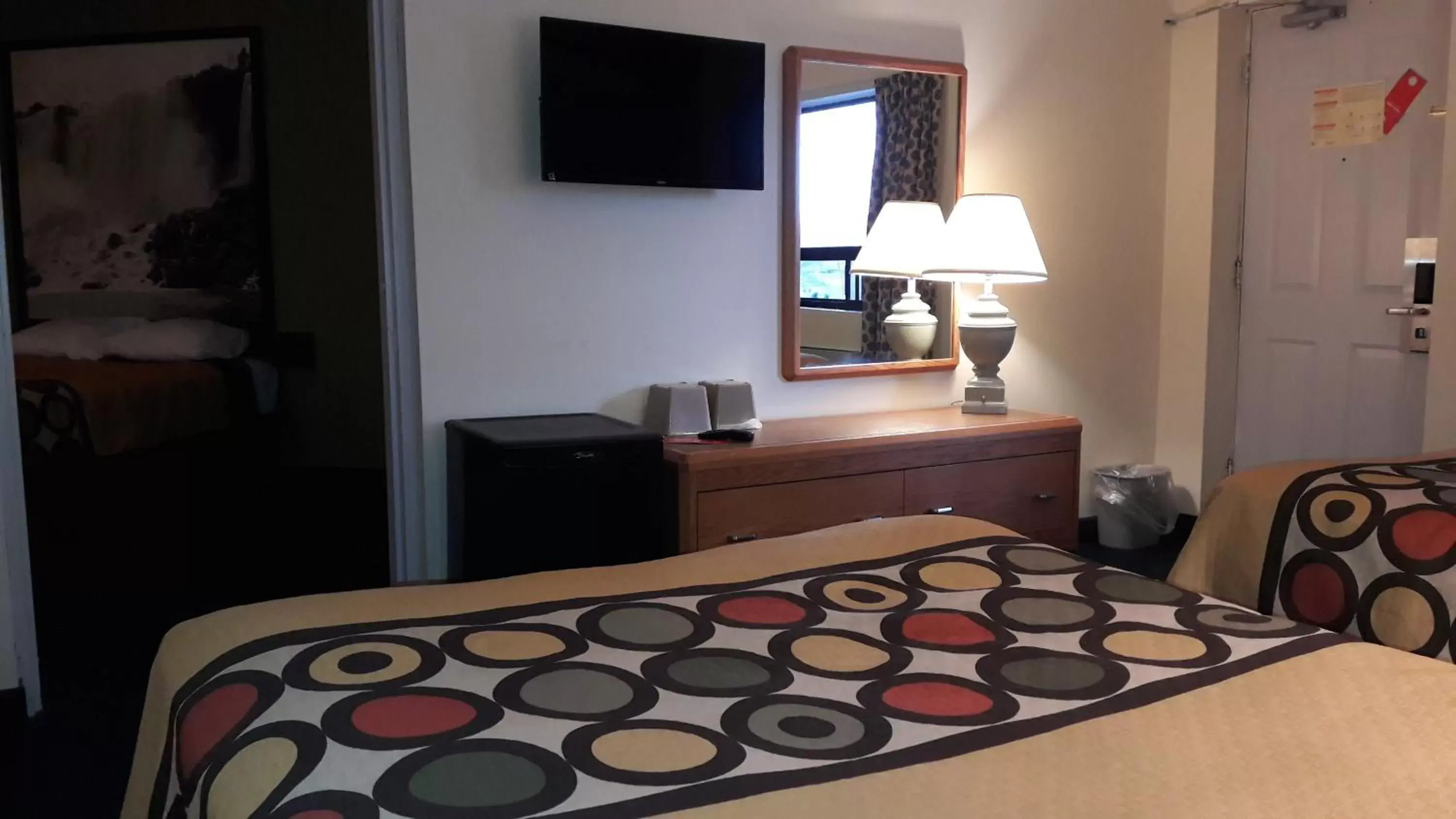 Suite with One Queen and Two Double Beds - Non-Smoking in Super 8 by Wyndham Niagara Falls North Suite with One Queen and Two Double Beds - Non-Smoking in Super 8 by Wyndham Niagara Falls North