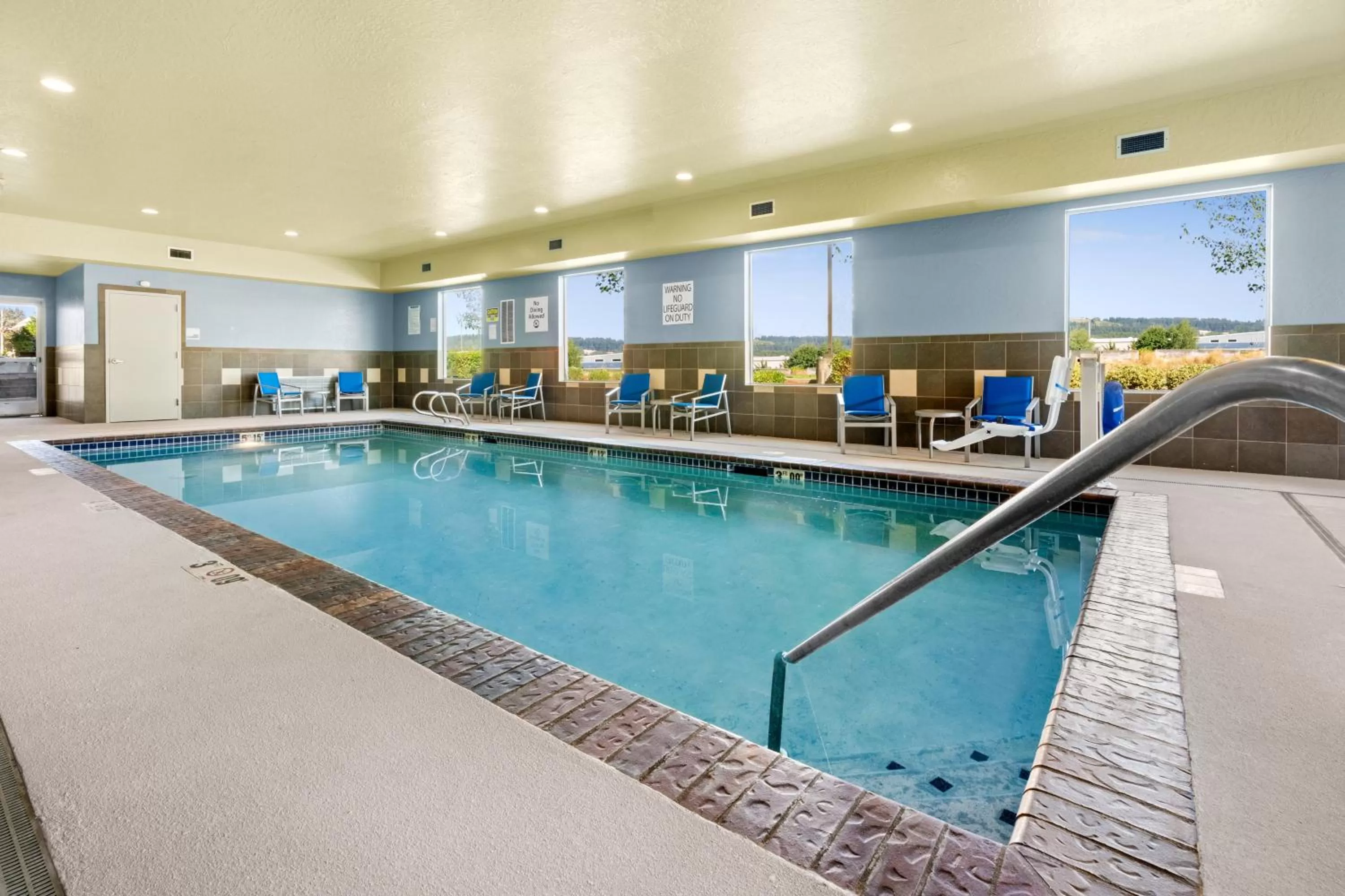 Swimming pool in Holiday Inn Express and Suites Sumner by IHG