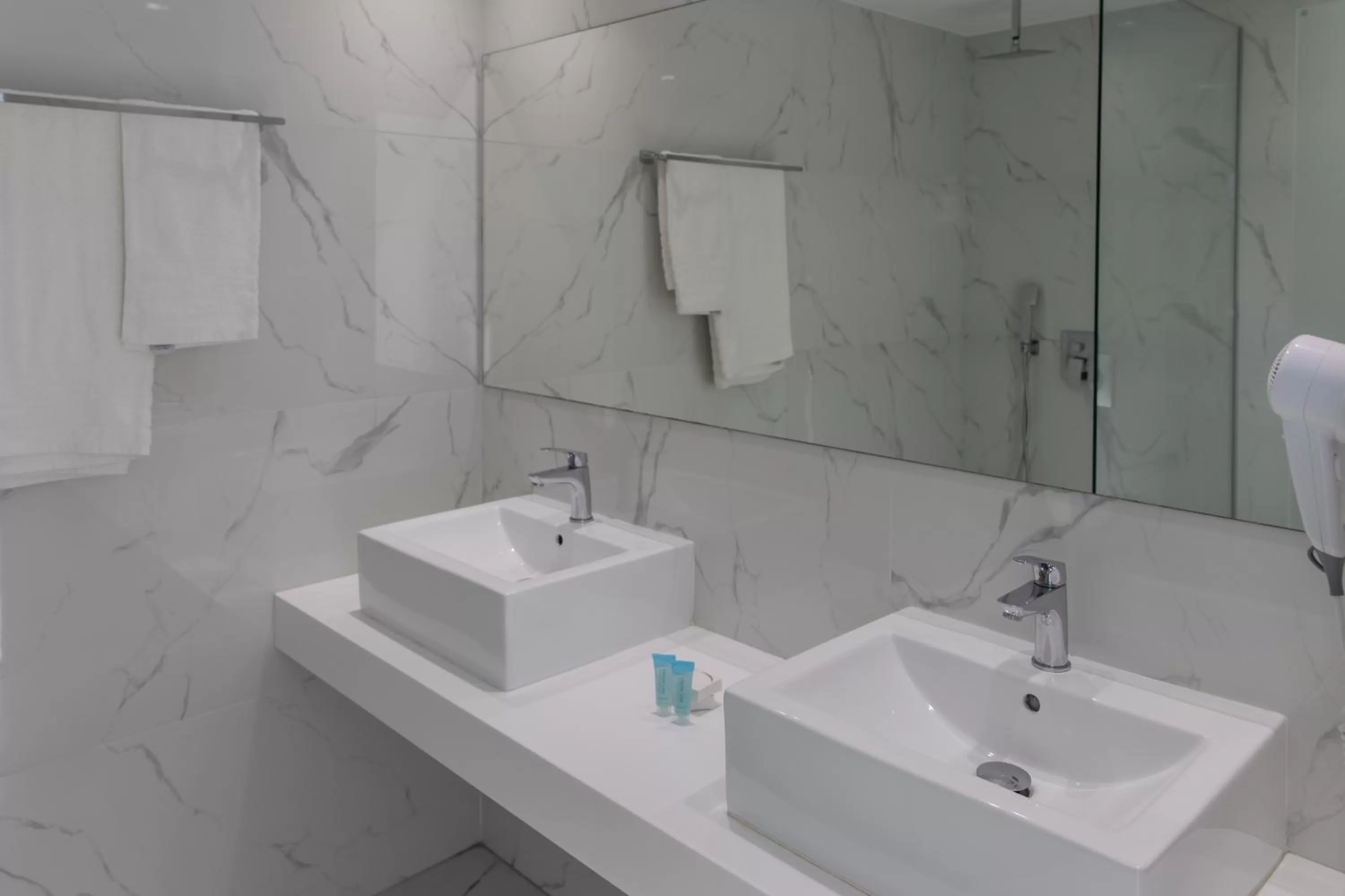 Shower in Agrelli Hotel & Suites