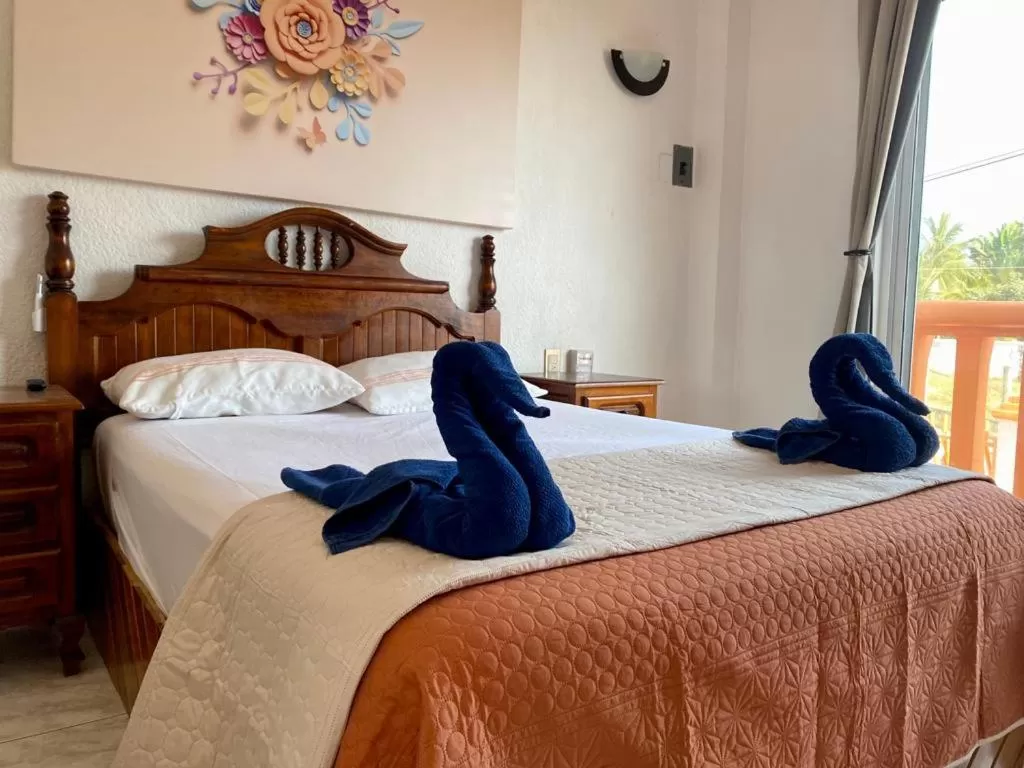 Photo of the whole room, Bed in Suites Ximajo