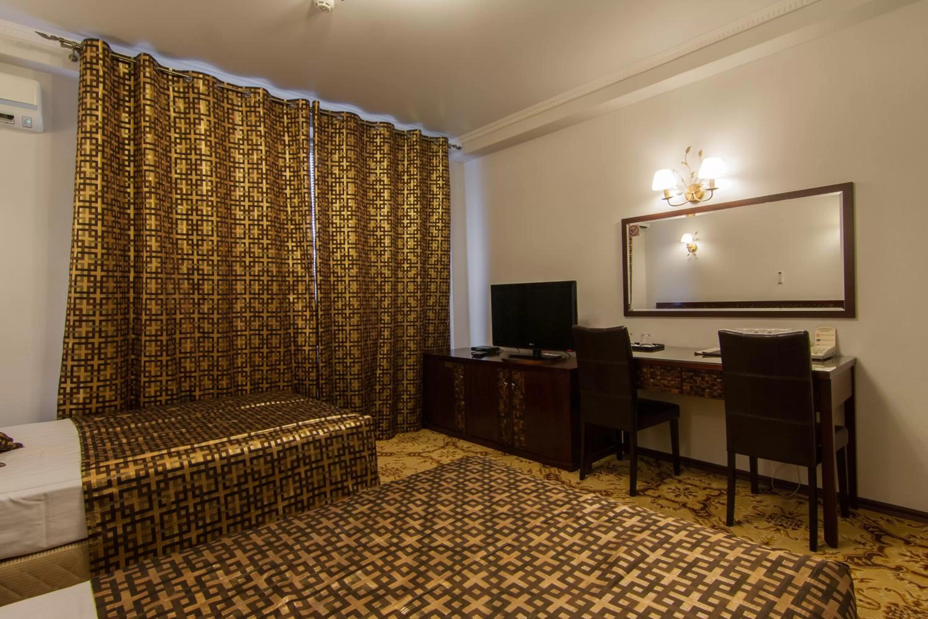 Photo of the whole room, Bed in Klassik Hotel