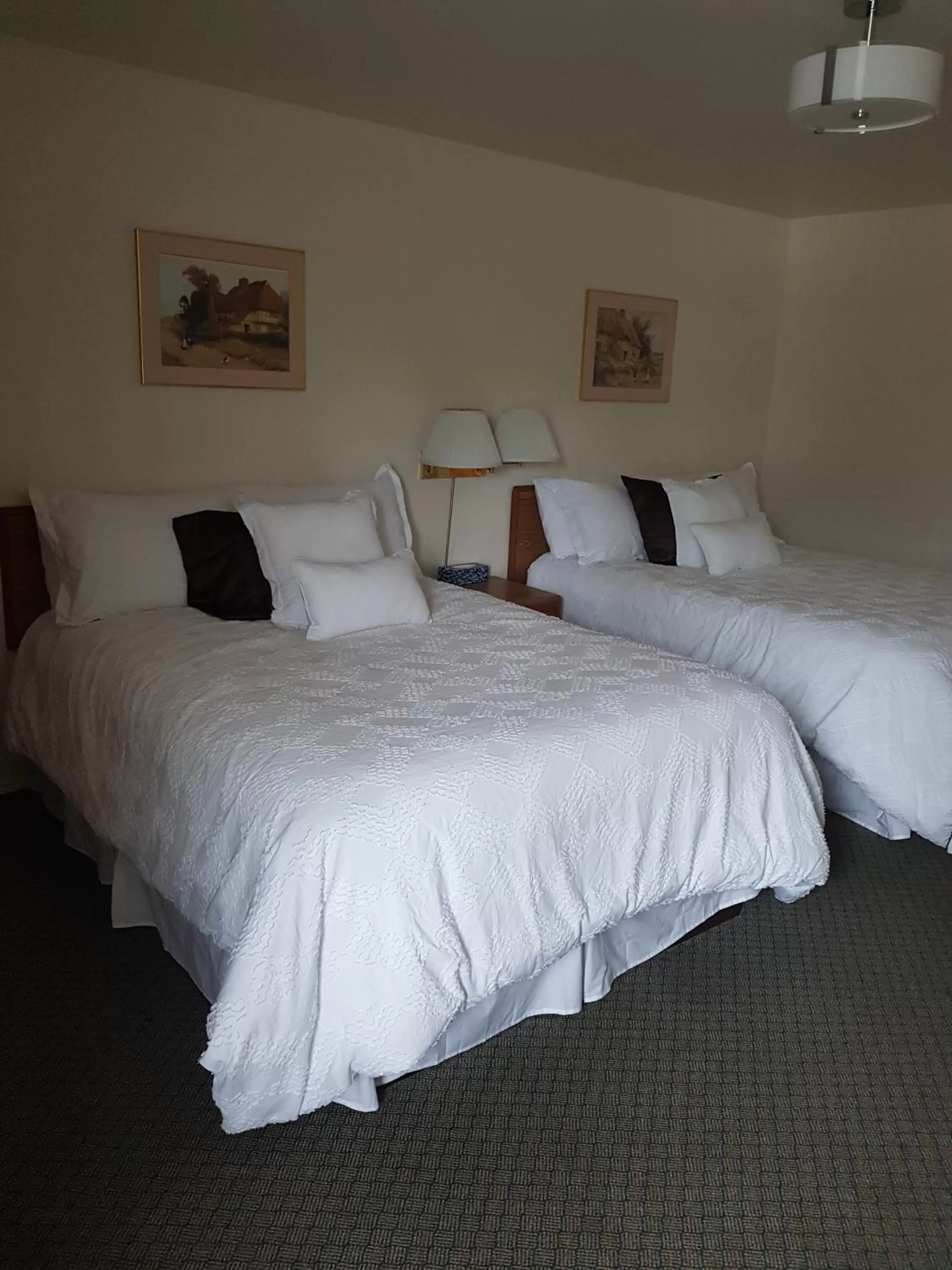 Bed in Covered Bridge Inn & Suites
