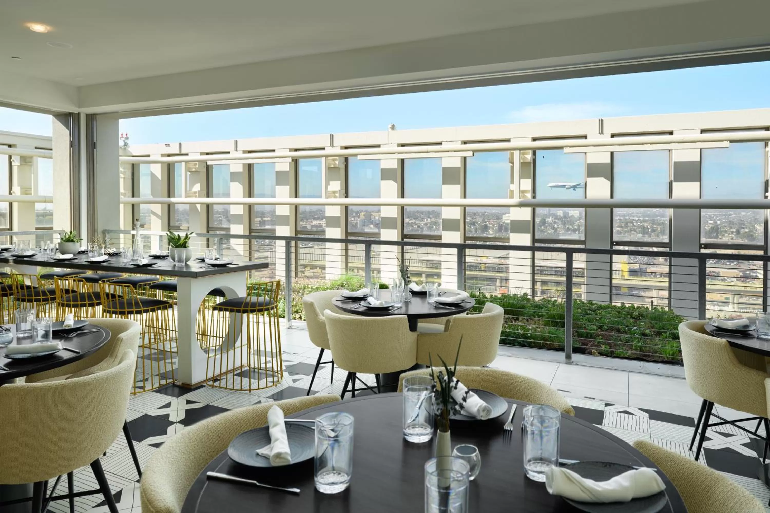 Restaurant/places to eat in Hyatt Place LAX/Century BLVD