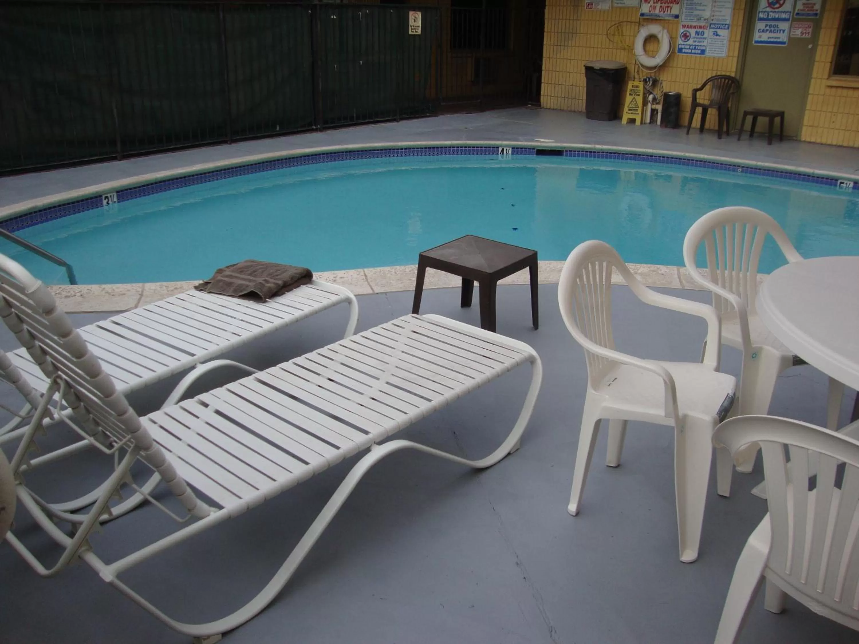 Swimming pool in Townhouse Inn and Suites