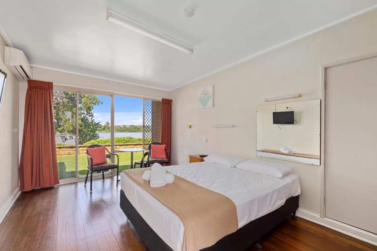 Photo of the whole room, Bed in Crown Hotel Motel