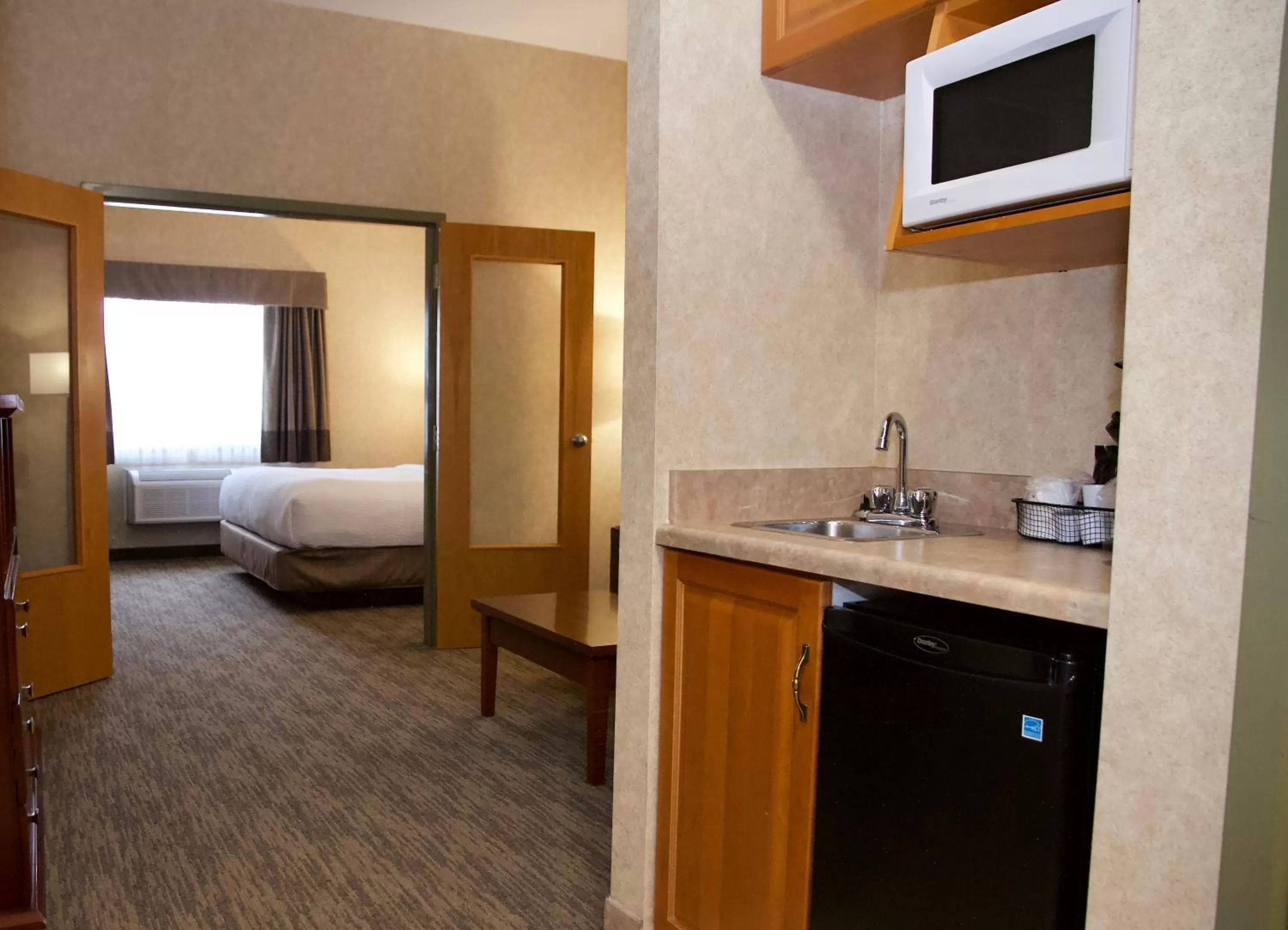 Kitchen or kitchenette, Bed in Days Inn & Suites by Wyndham Brooks