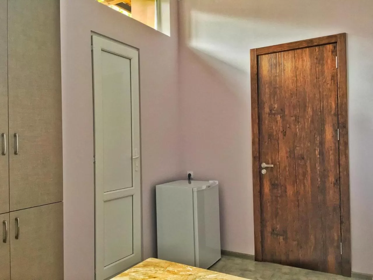 Communal lounge/ TV room, Bathroom in Vercxli 24