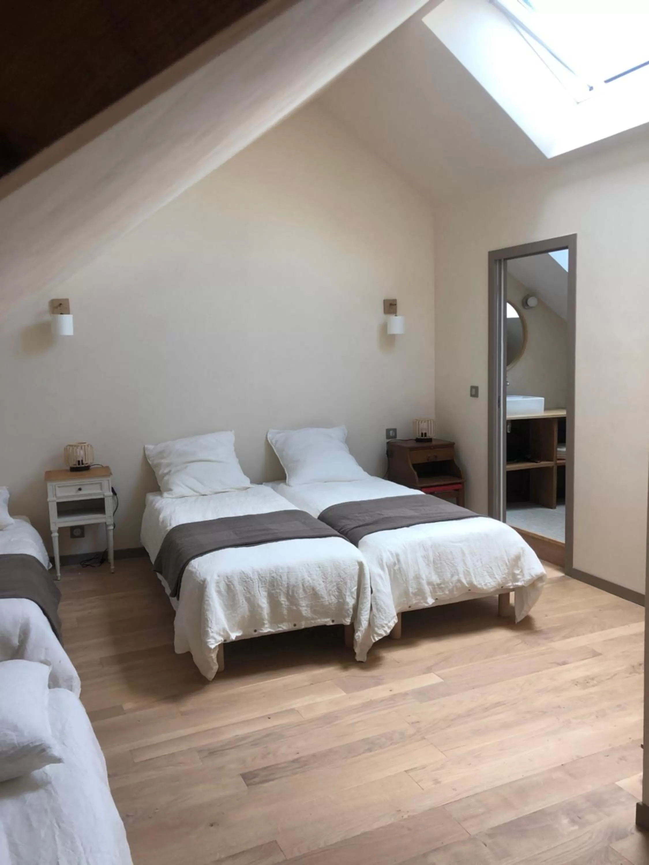 Photo of the whole room, Bed in Fleurs de lin