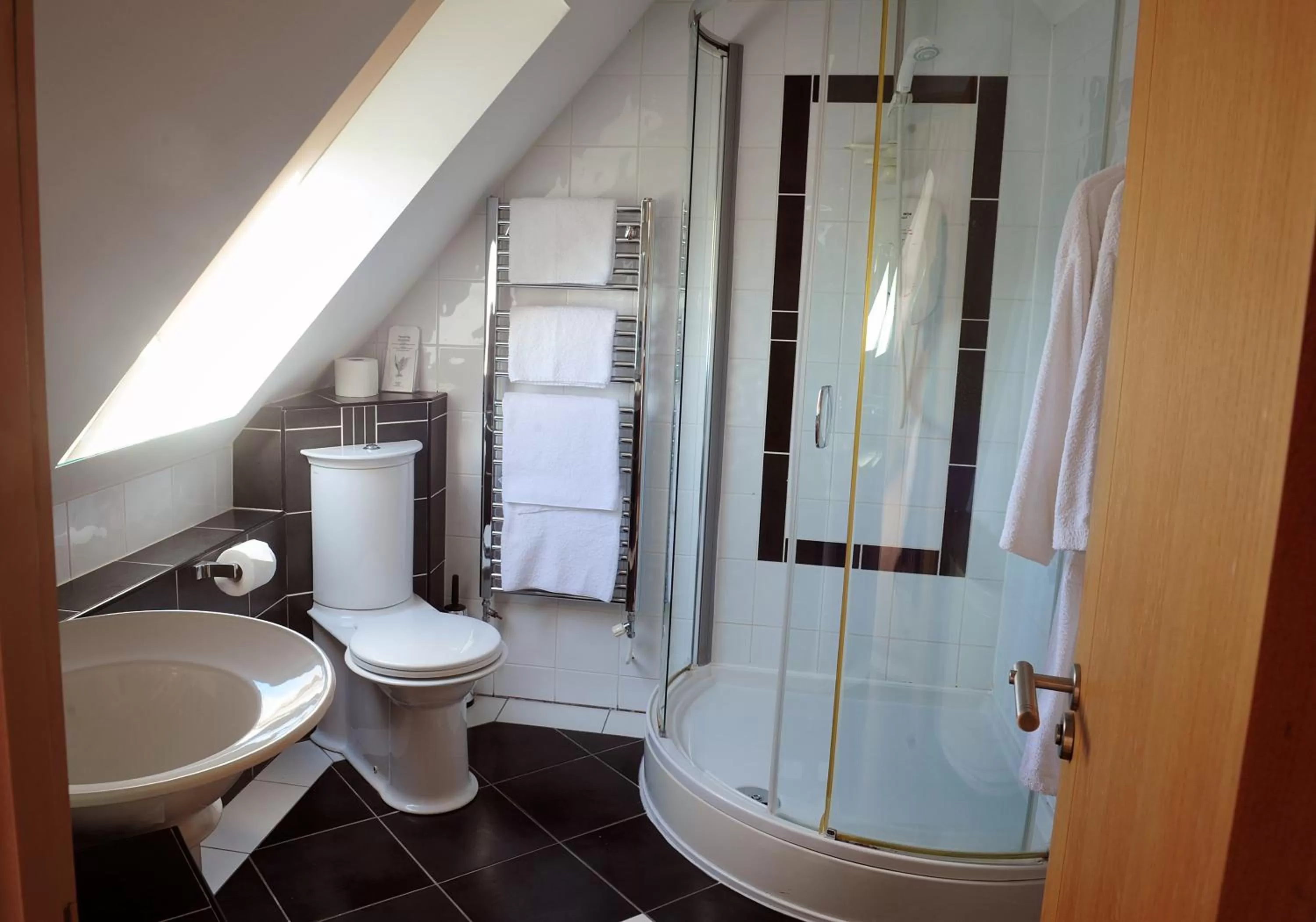 Shower in Little Silver Country Hotel