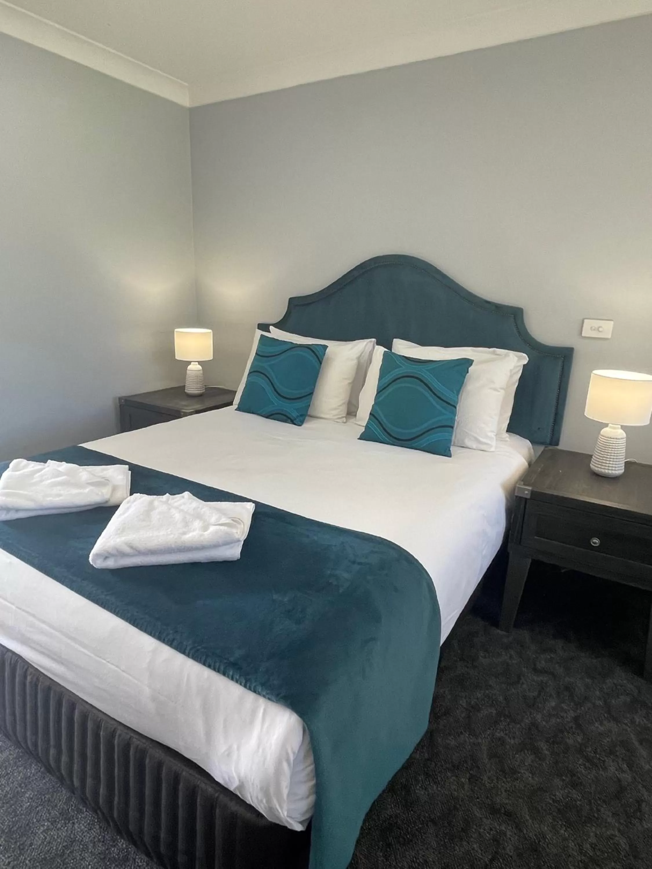 Bed in Town & Country Motor Inn