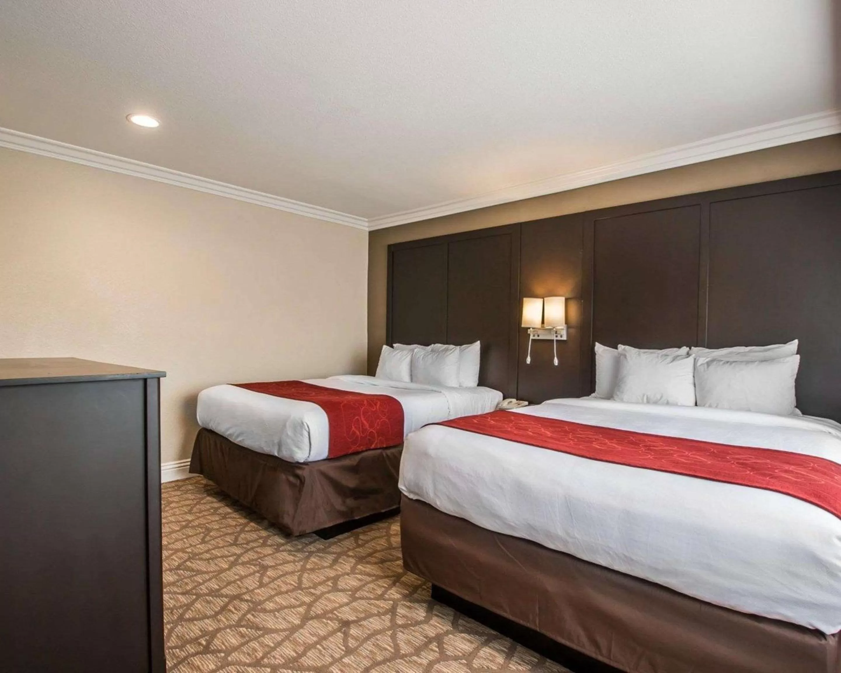 Photo of the whole room, Bed in Comfort Suites San Clemente Beach