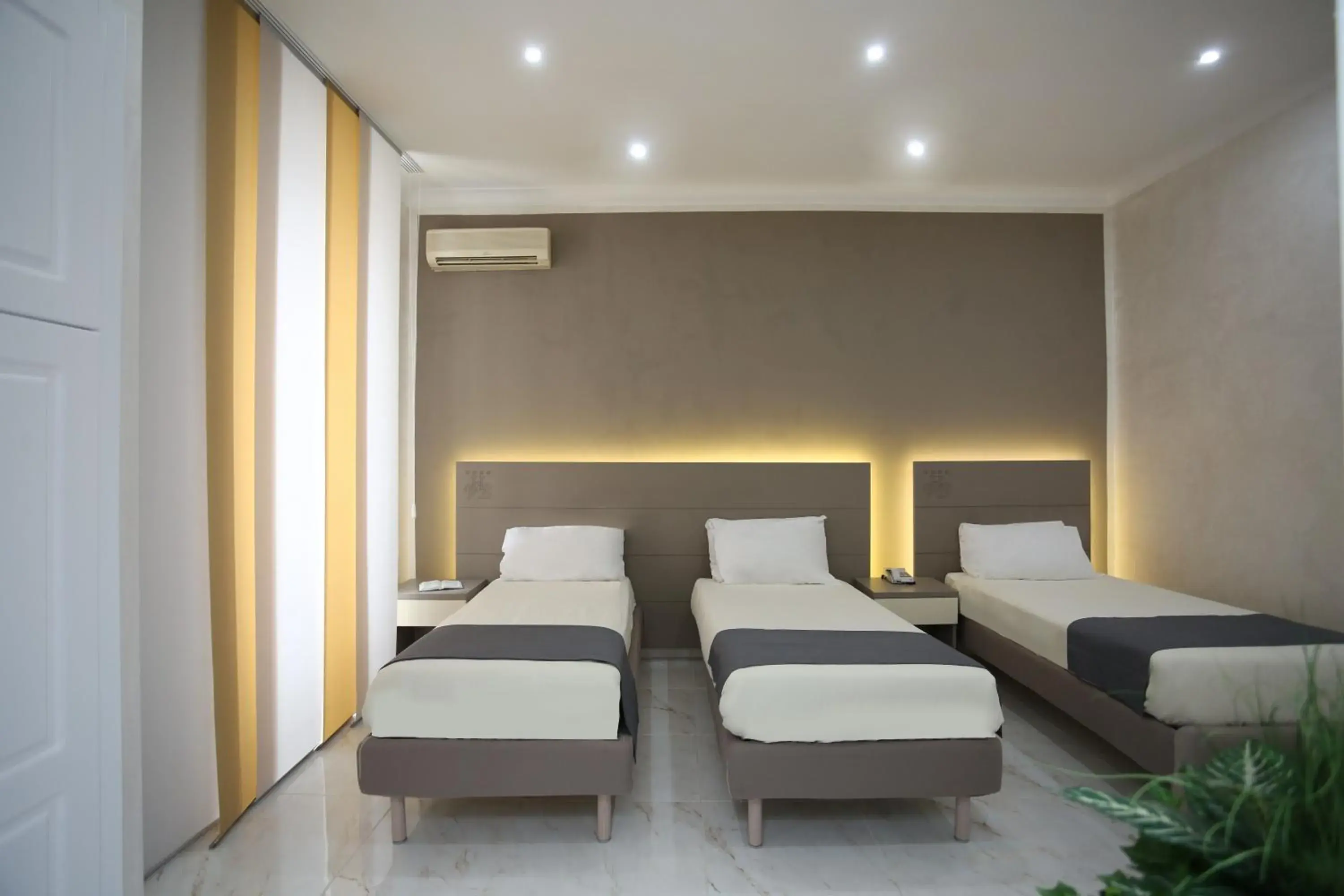 Superior Triple Room in Hotel Vergilius Billia Superior Triple Room in Hotel Vergilius Billia