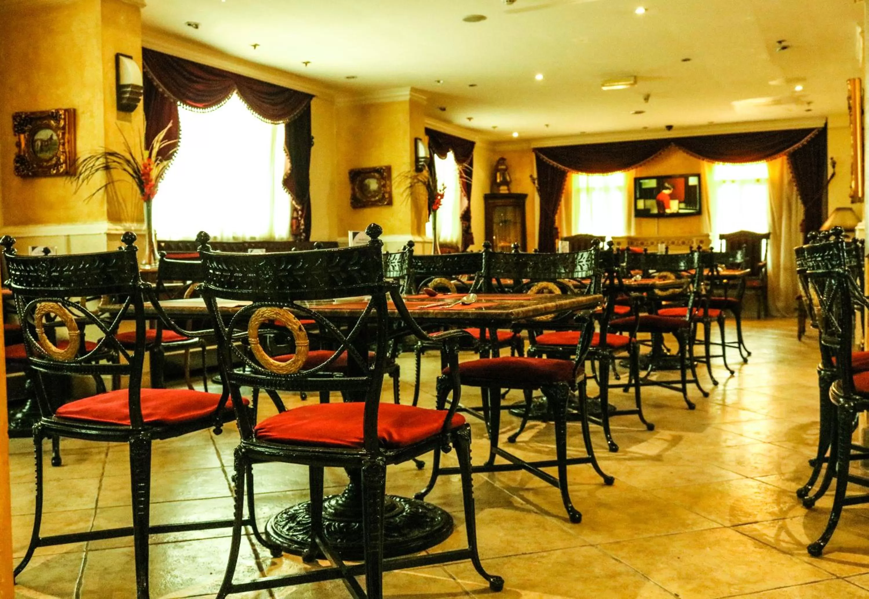 Restaurant/places to eat in Al Maha Regency Hotel Suites - Managed by Aoudi Consultants