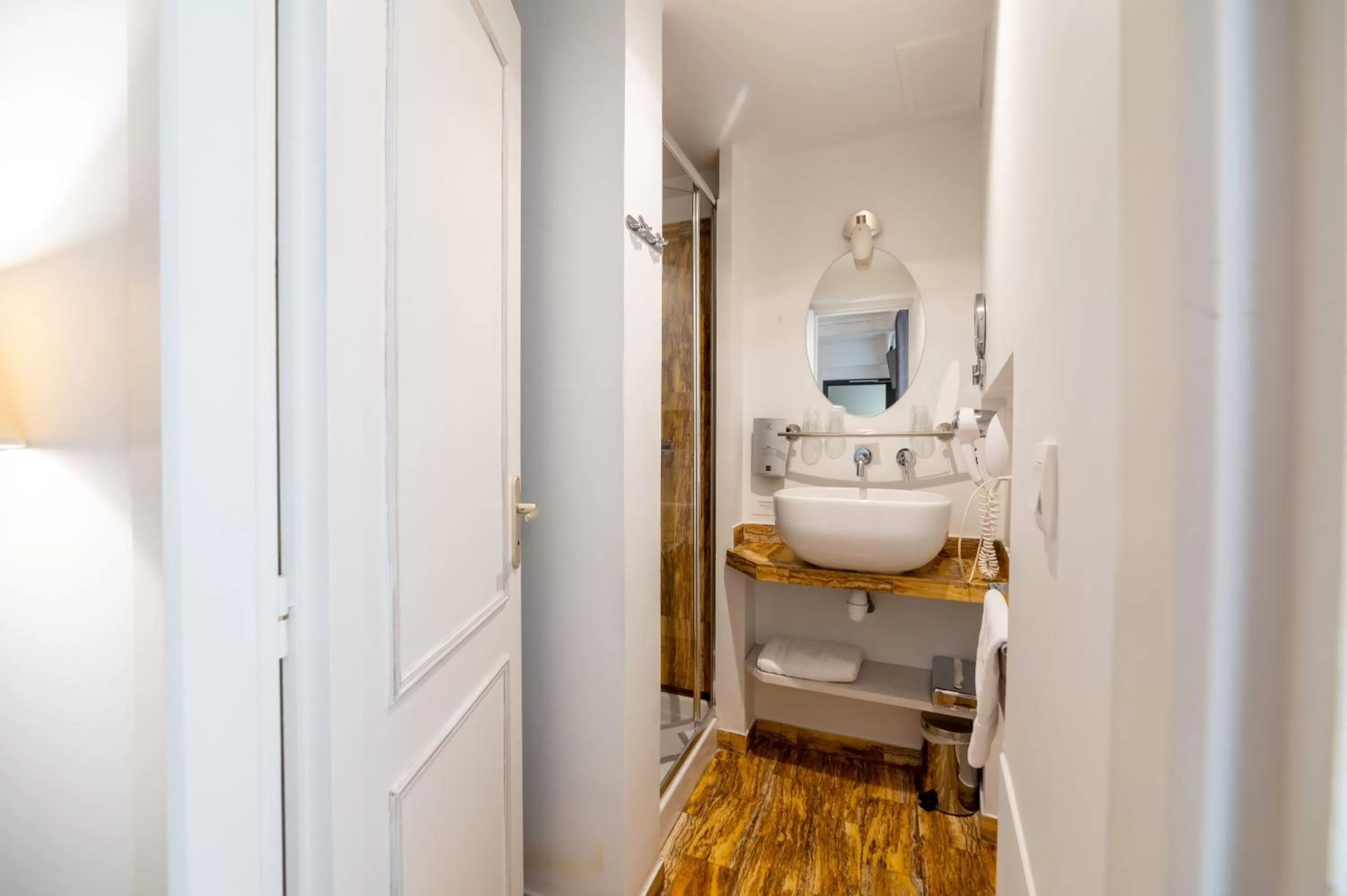 Bathroom, Bed in Logis - Hotel De La Mairie