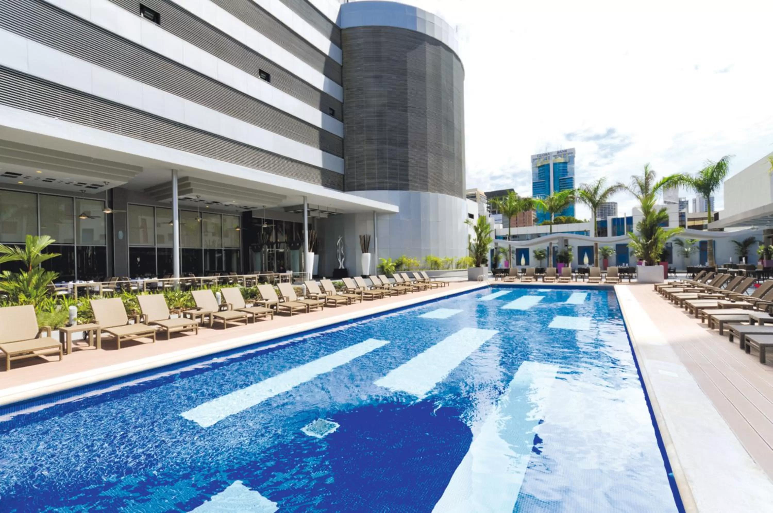 Swimming pool in Riu Plaza Panamá