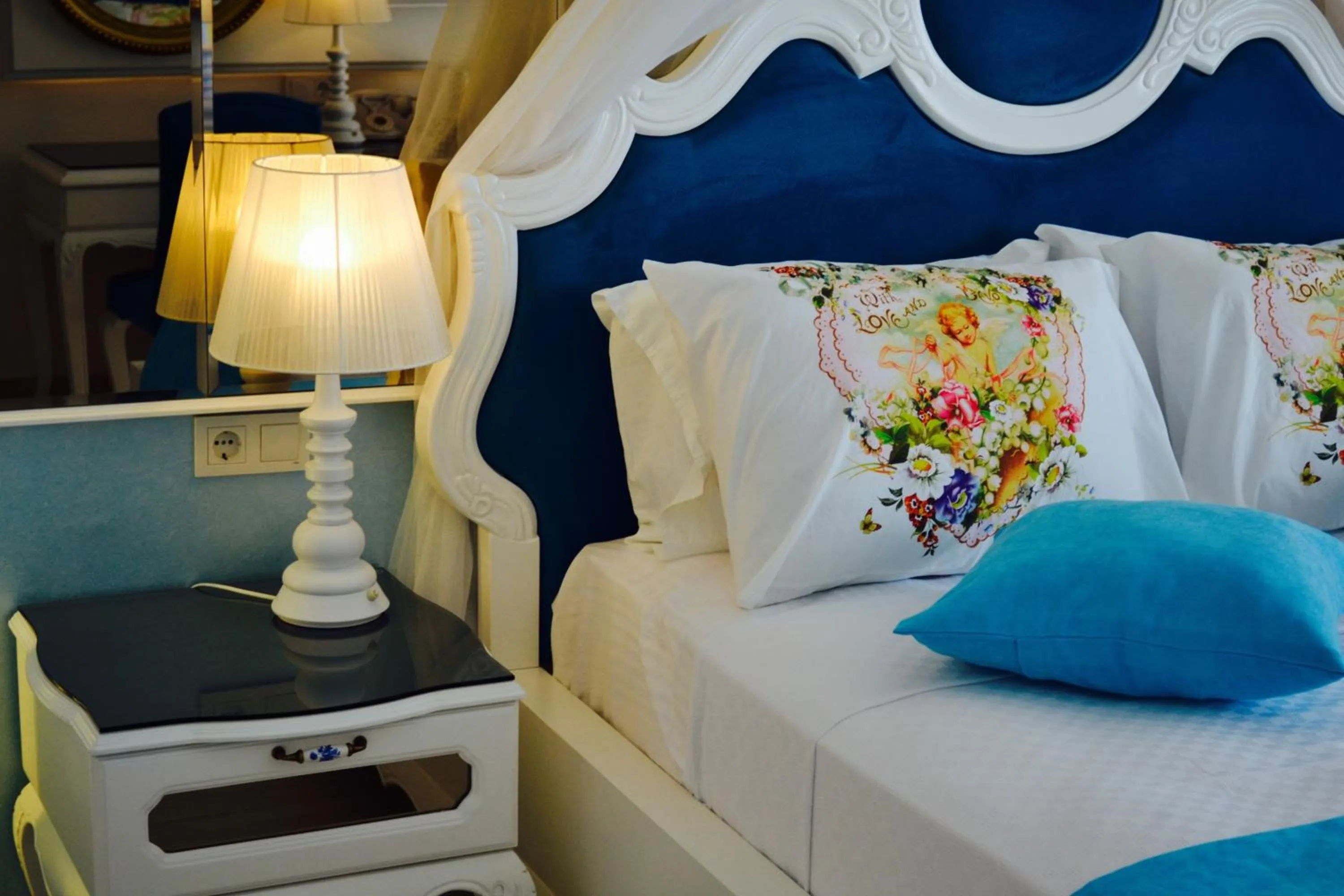 Spring, Bed in Montebello Deluxe Hotel