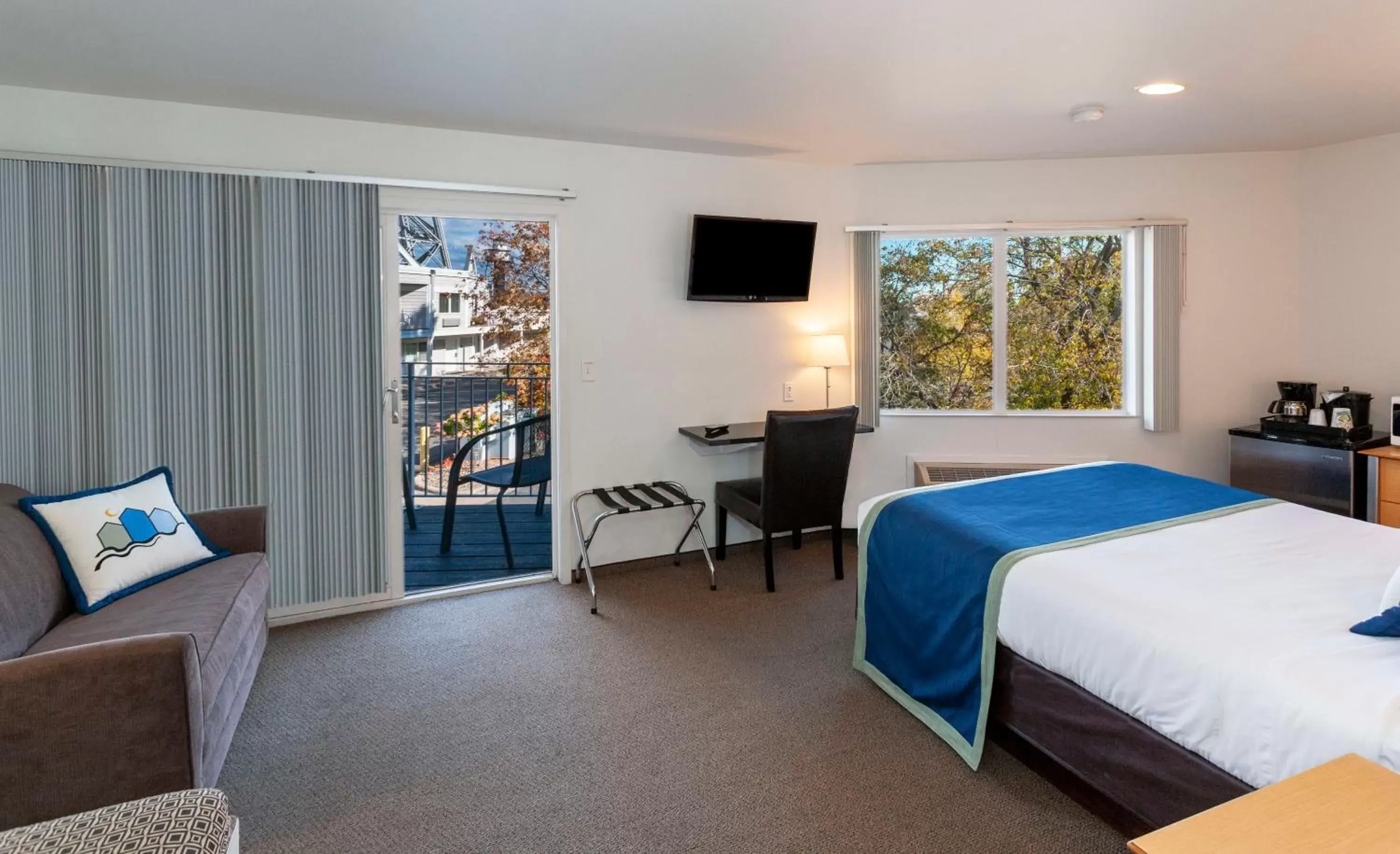 Queen Room with Balcony - No View in South Pier Inn Queen Room with Balcony - No View in South Pier Inn