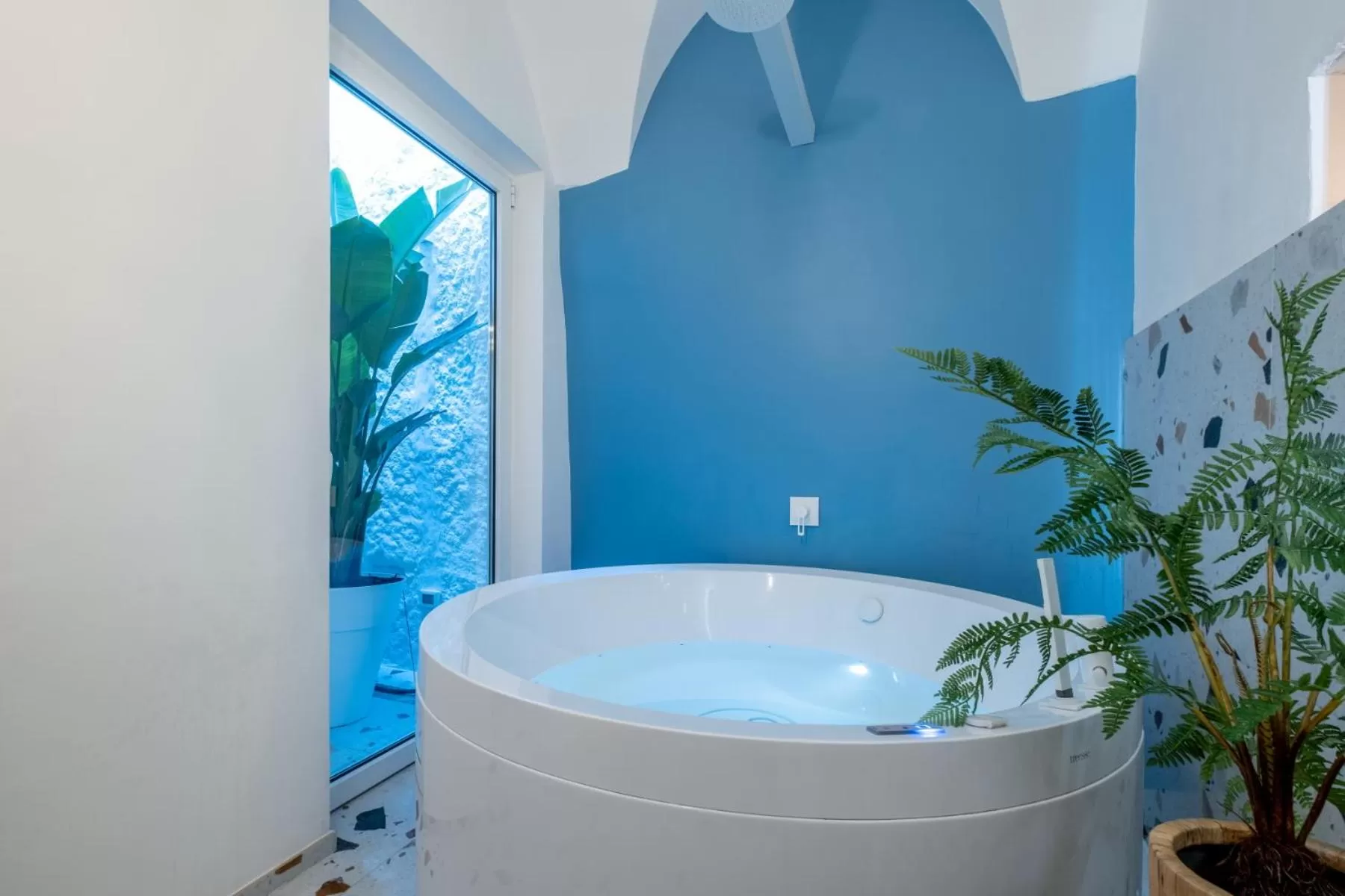 Hot Tub in La Bella Ostuni Suites