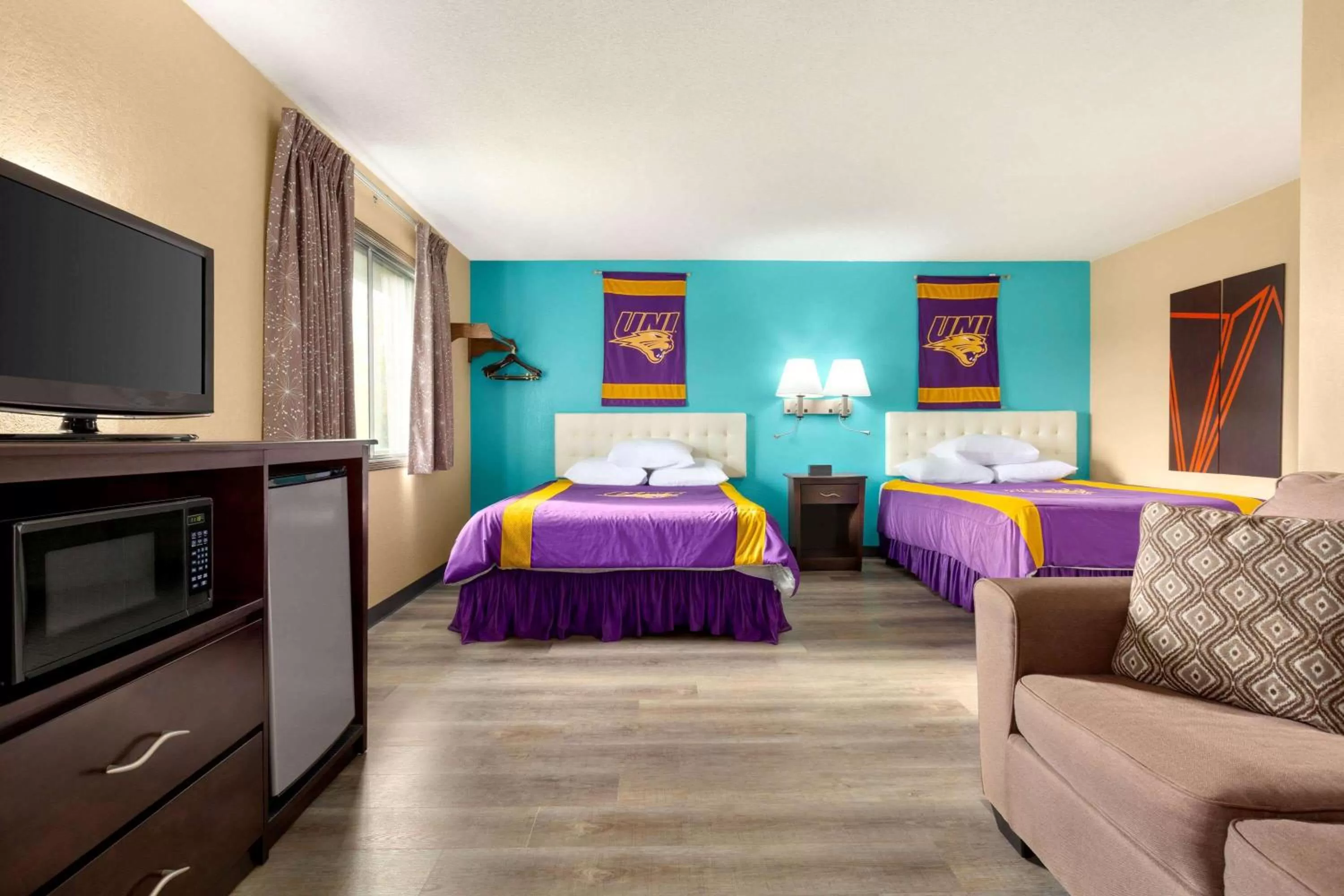 Photo of the whole room, Bed in Howard Johnson by Wyndham Waterloo/Cedar Falls