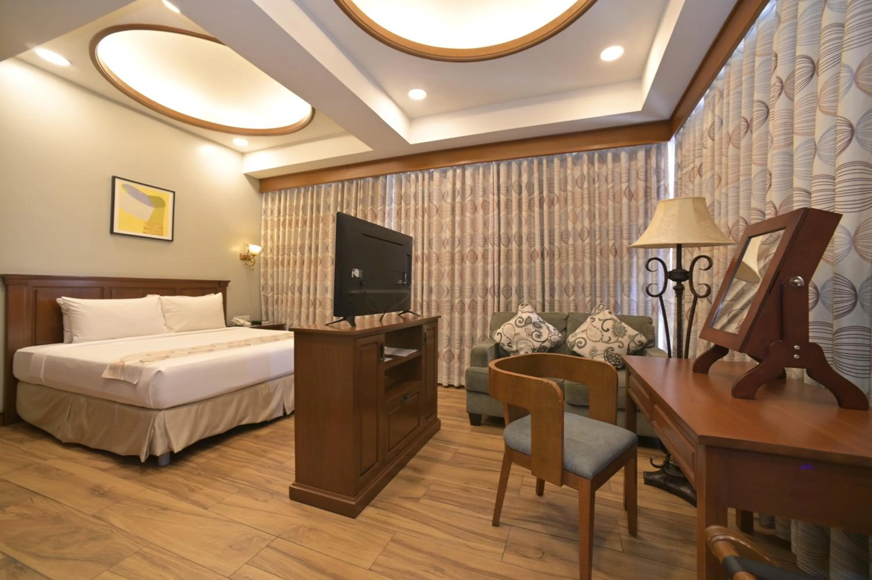 Photo of the whole room, Bed in Paragon Hotel and Suites