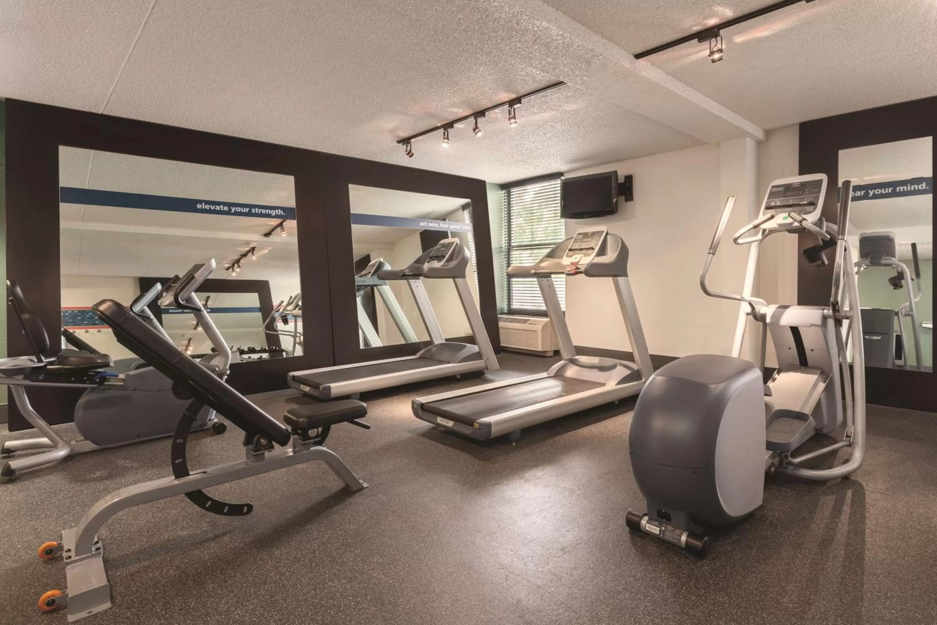 Fitness centre/facilities in Hampton Inn Des Moines-Airport