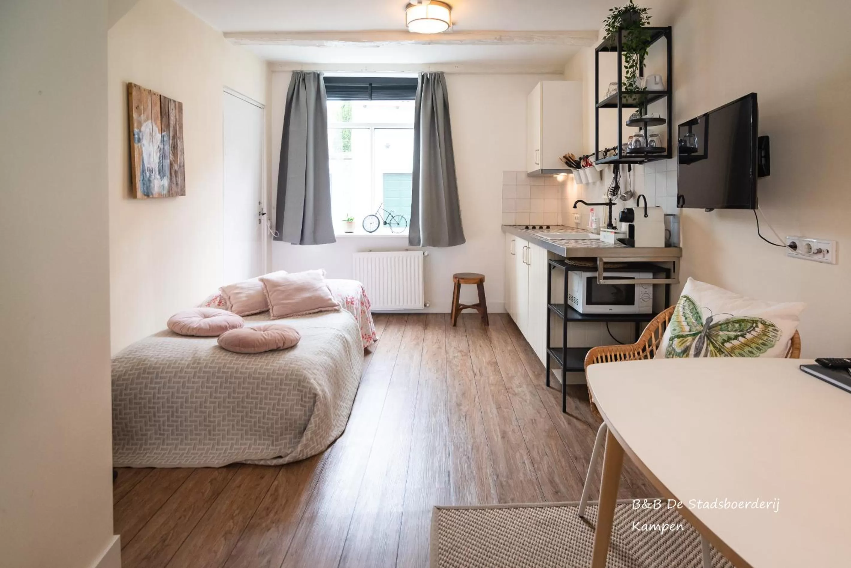 Kitchen or kitchenette, Bed in De Stadsboerderij