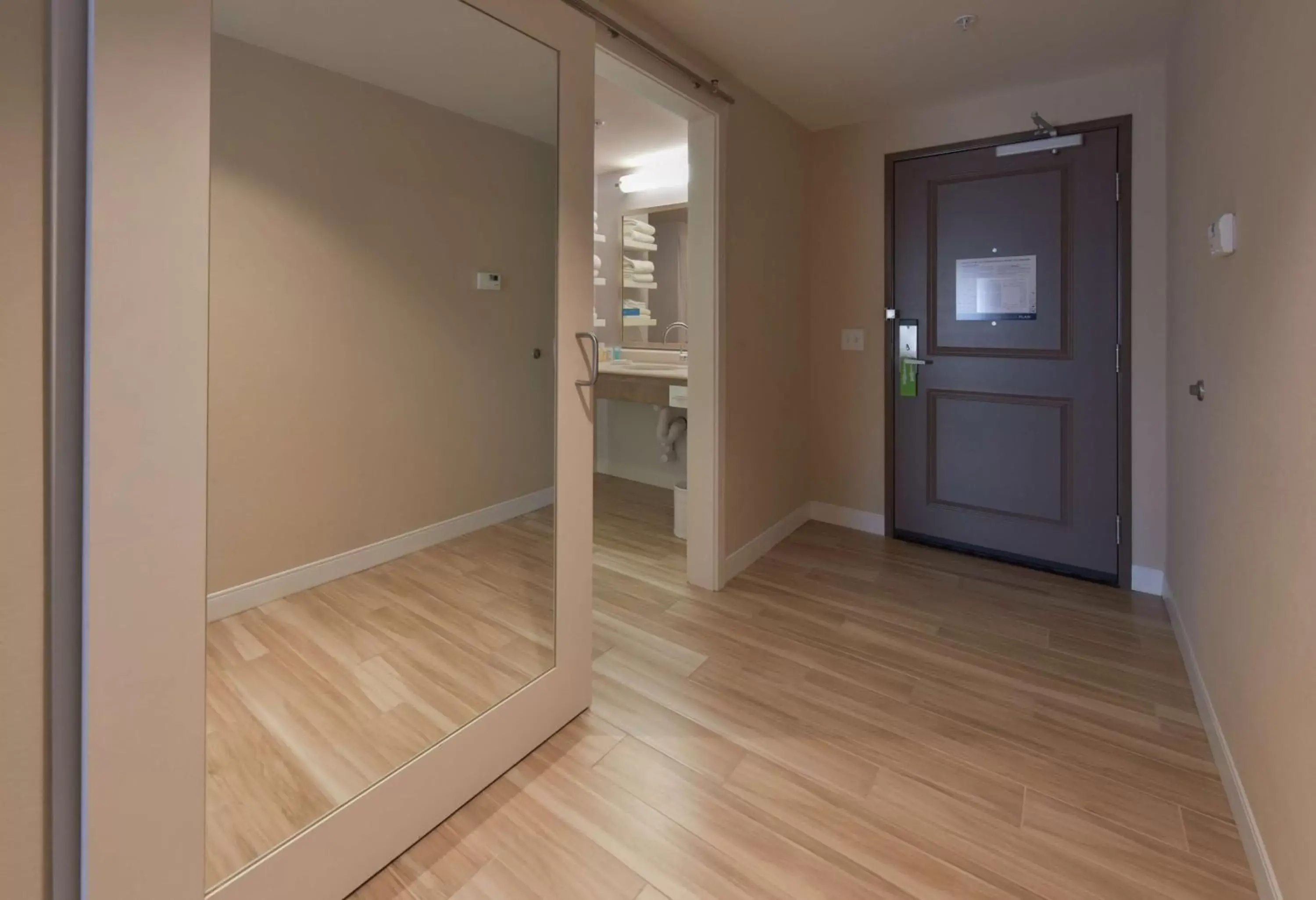 King Room with Roll-In Shower - Mobility/Hearing Access - Non-Smoking in Hampton Inn & Suites Seattle/Redmond Wa King Room with Roll-In Shower - Mobility/Hearing Access - Non-Smoking in Hampton Inn & Suites Seattle/Redmond Wa