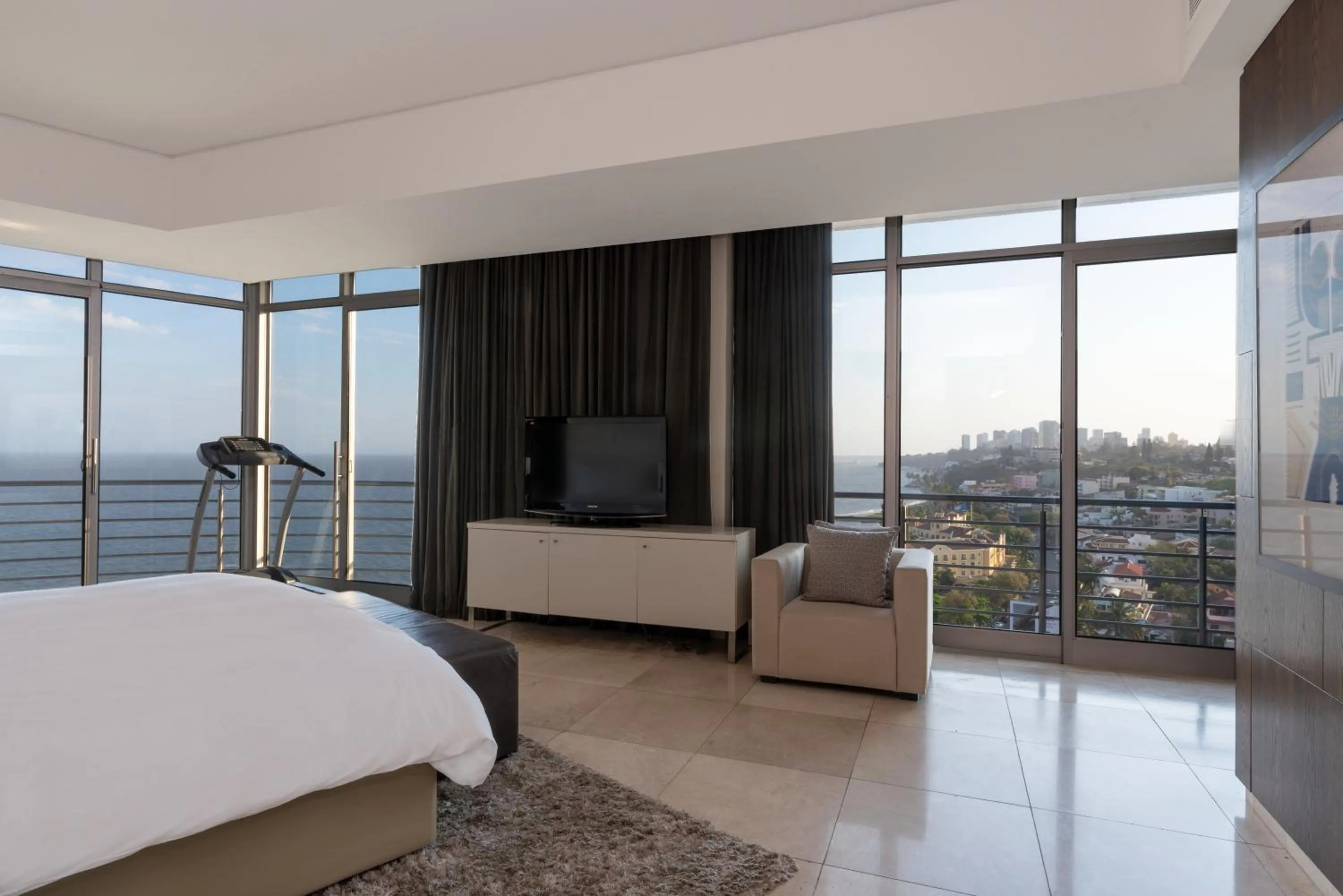 TV and multimedia, Bed in Radisson Blu Hotel & Residence Maputo