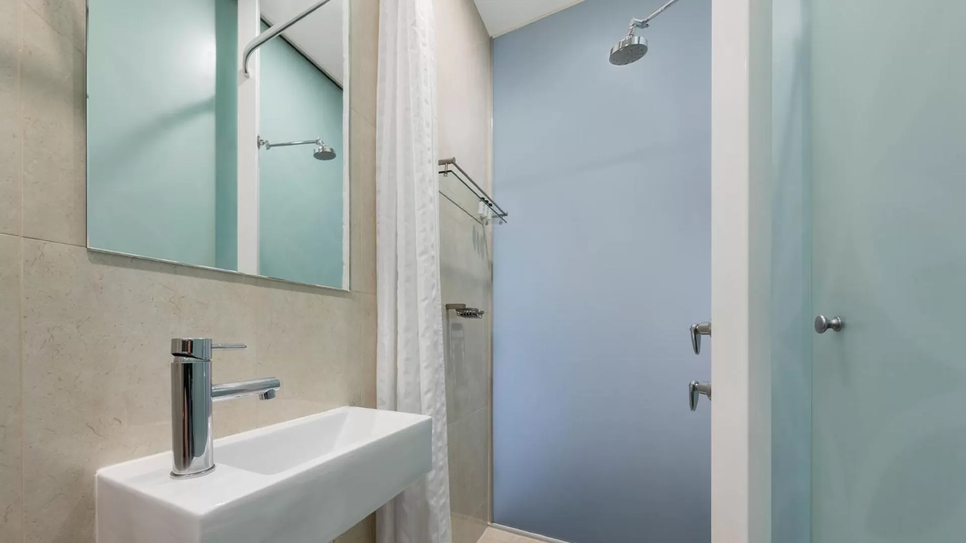 Bathroom in Oaks Melbourne on Collins Suites