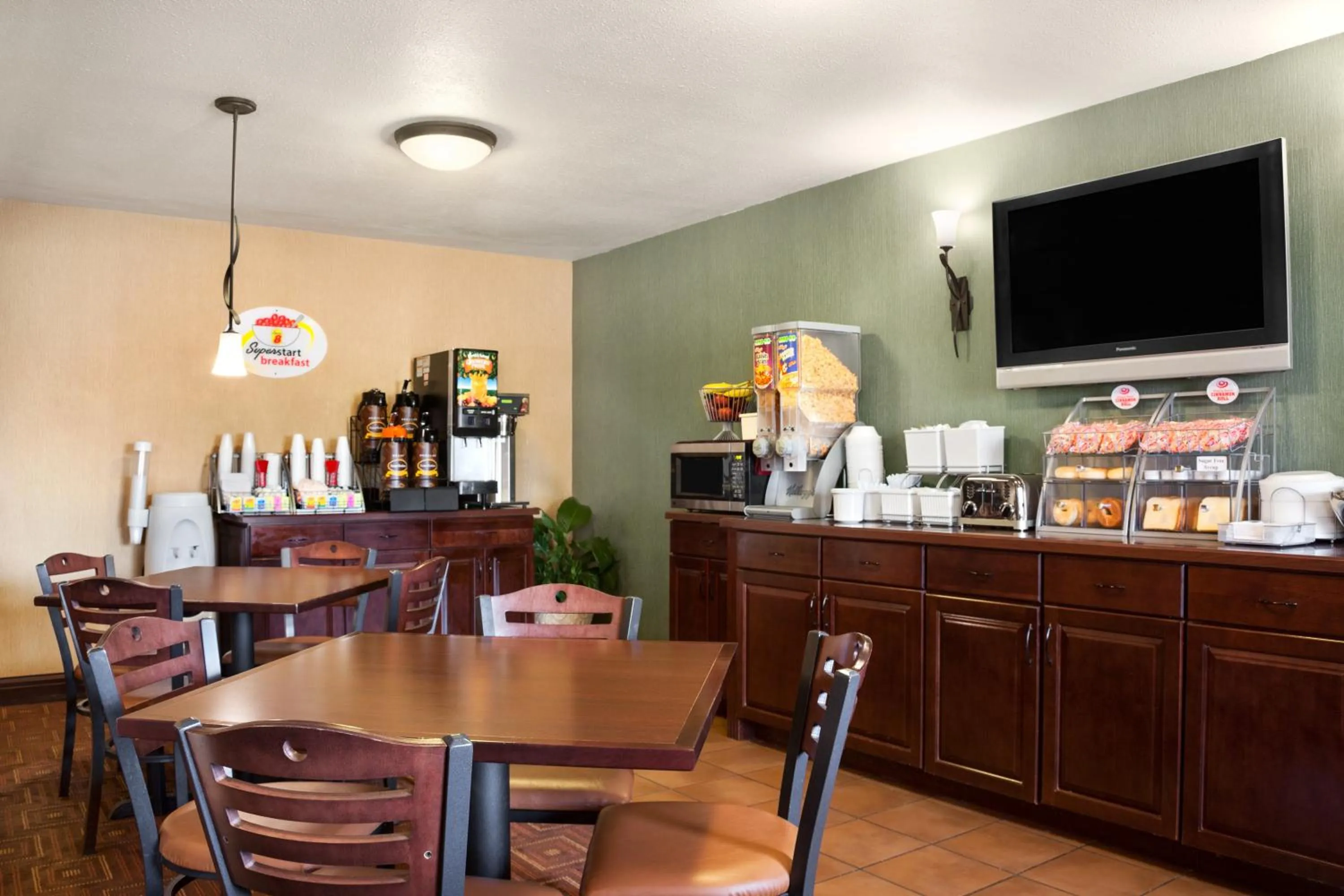 Food and drinks in Super 8 by Wyndham Fairview Heights-St. Louis